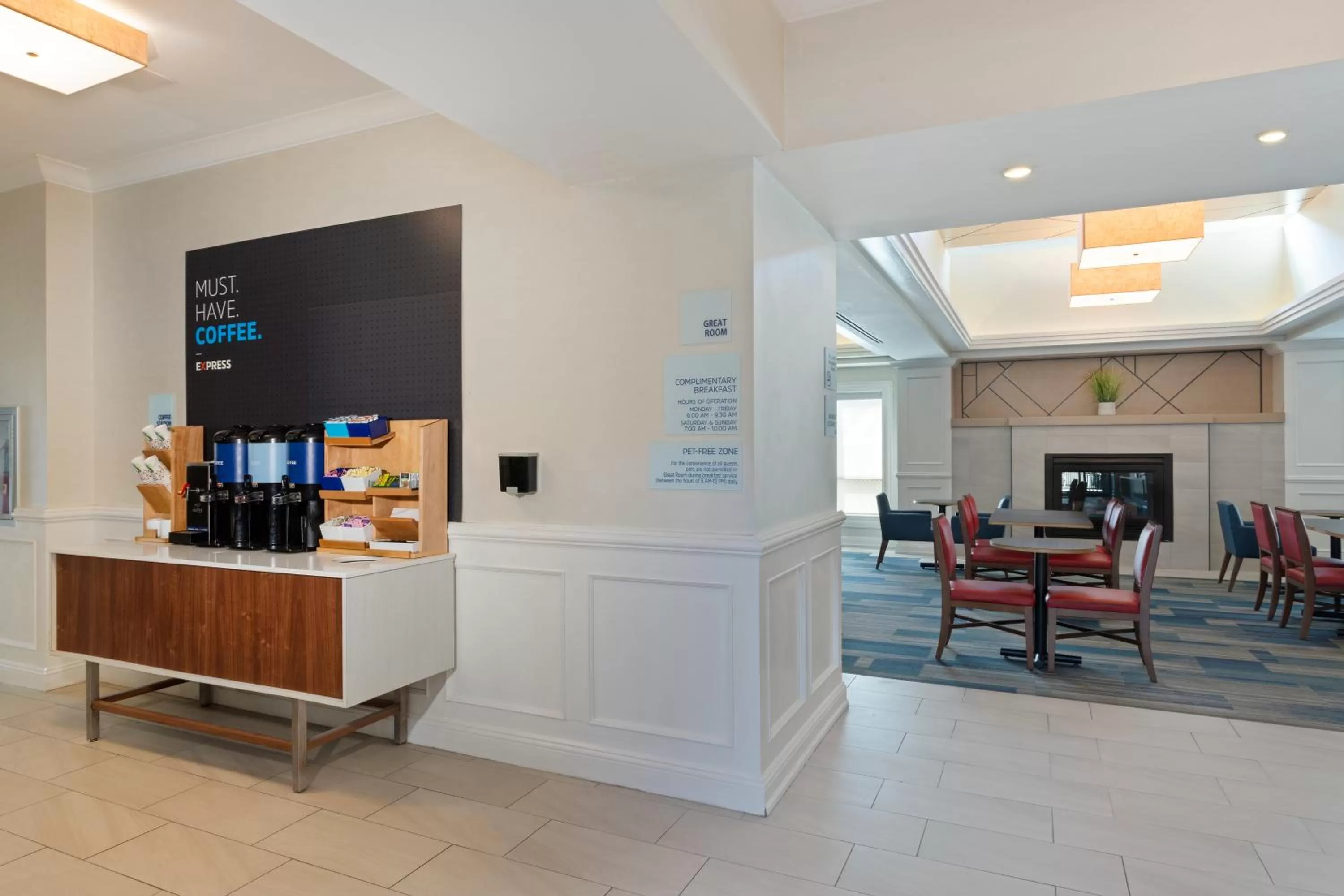 Coffee/tea facilities in Holiday Inn Express Hauppauge-Long Island by IHG