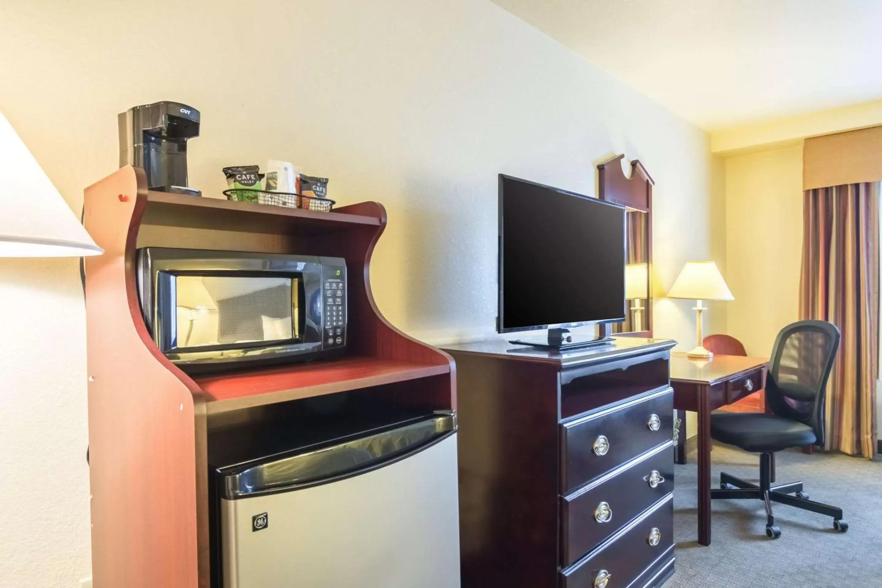 Photo of the whole room, TV/Entertainment Center in Quality Inn and Suites Alma