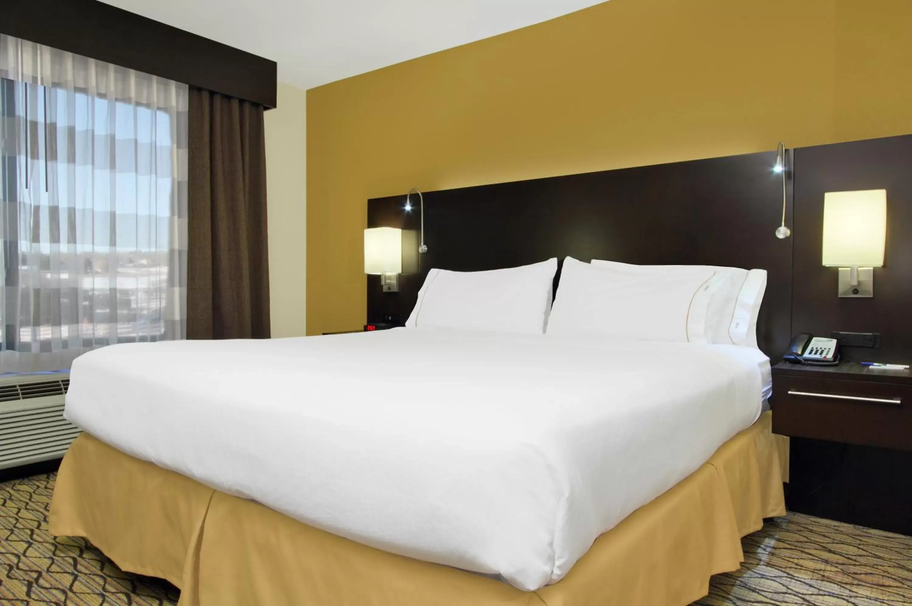 Bed, Room Photo in Holiday Inn Express - Colorado Springs - First & Main, an IHG Hotel