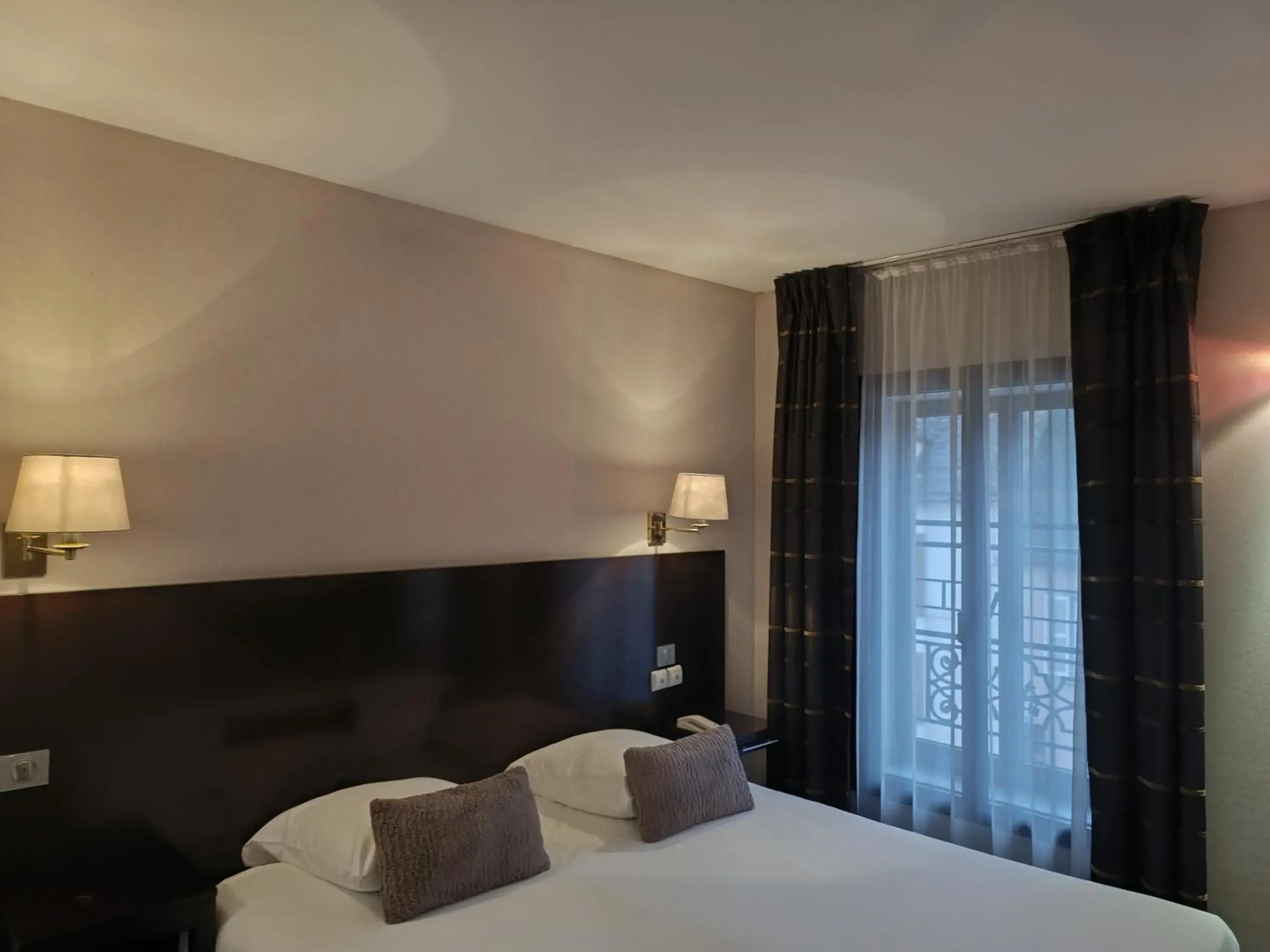 Property building, Bed in Hotel Henry Ii Beaune Centre