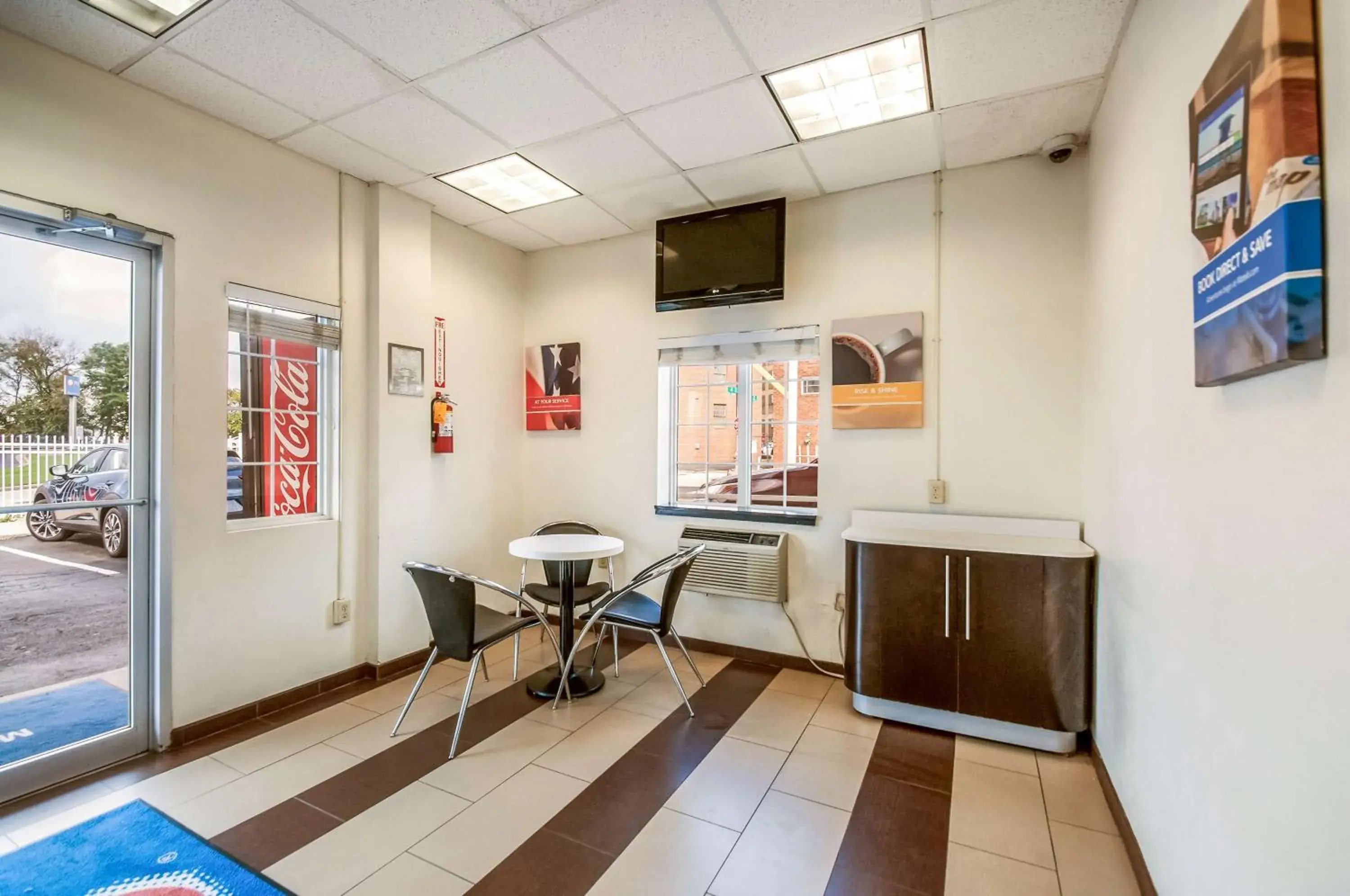 Communal lounge/ TV room in Motel 6-Washington, DC - Convention Center Communal lounge/ TV room in Motel 6-Washington, DC - Convention Center