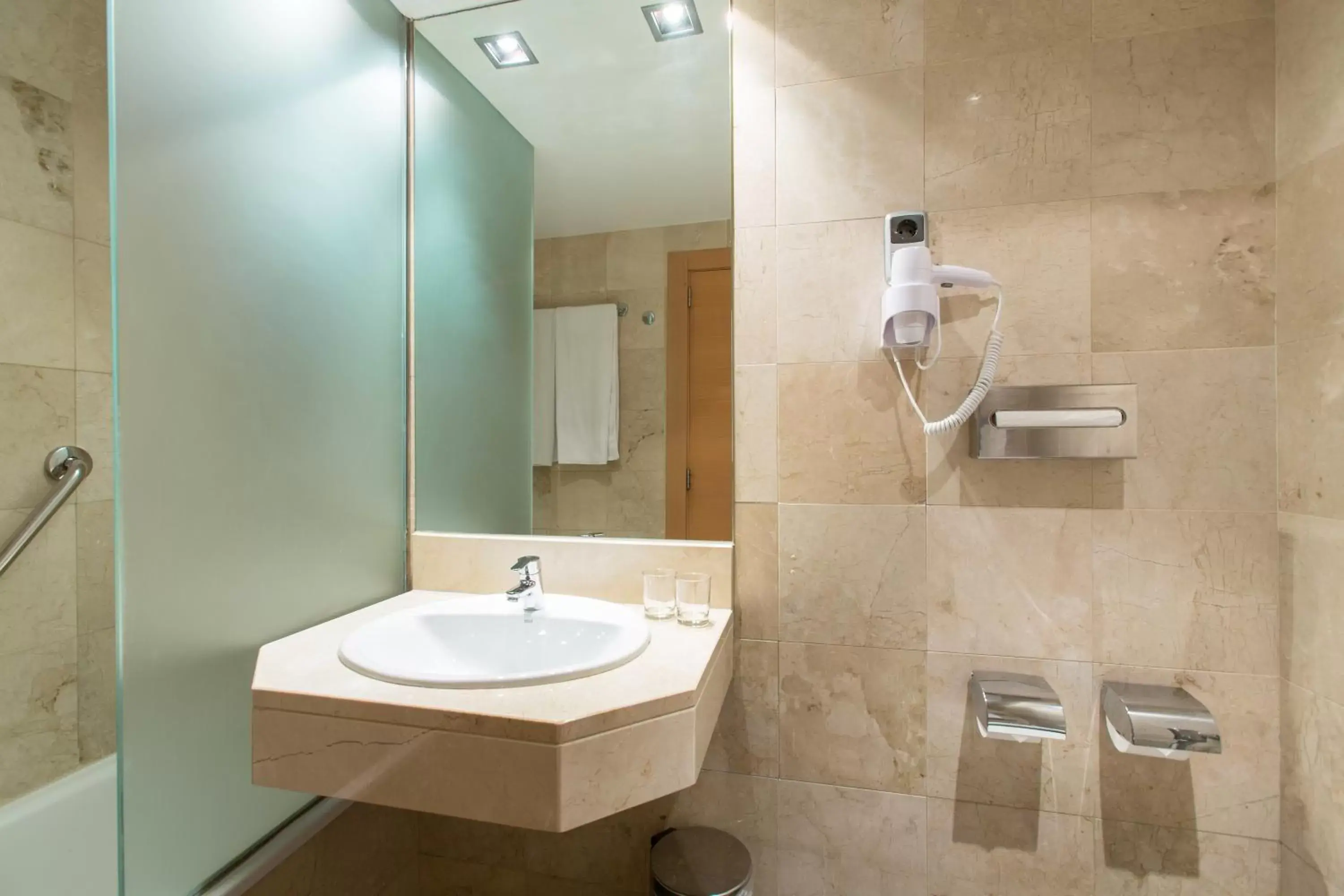 Shower, Bathroom in Expo Hotel Barcelona