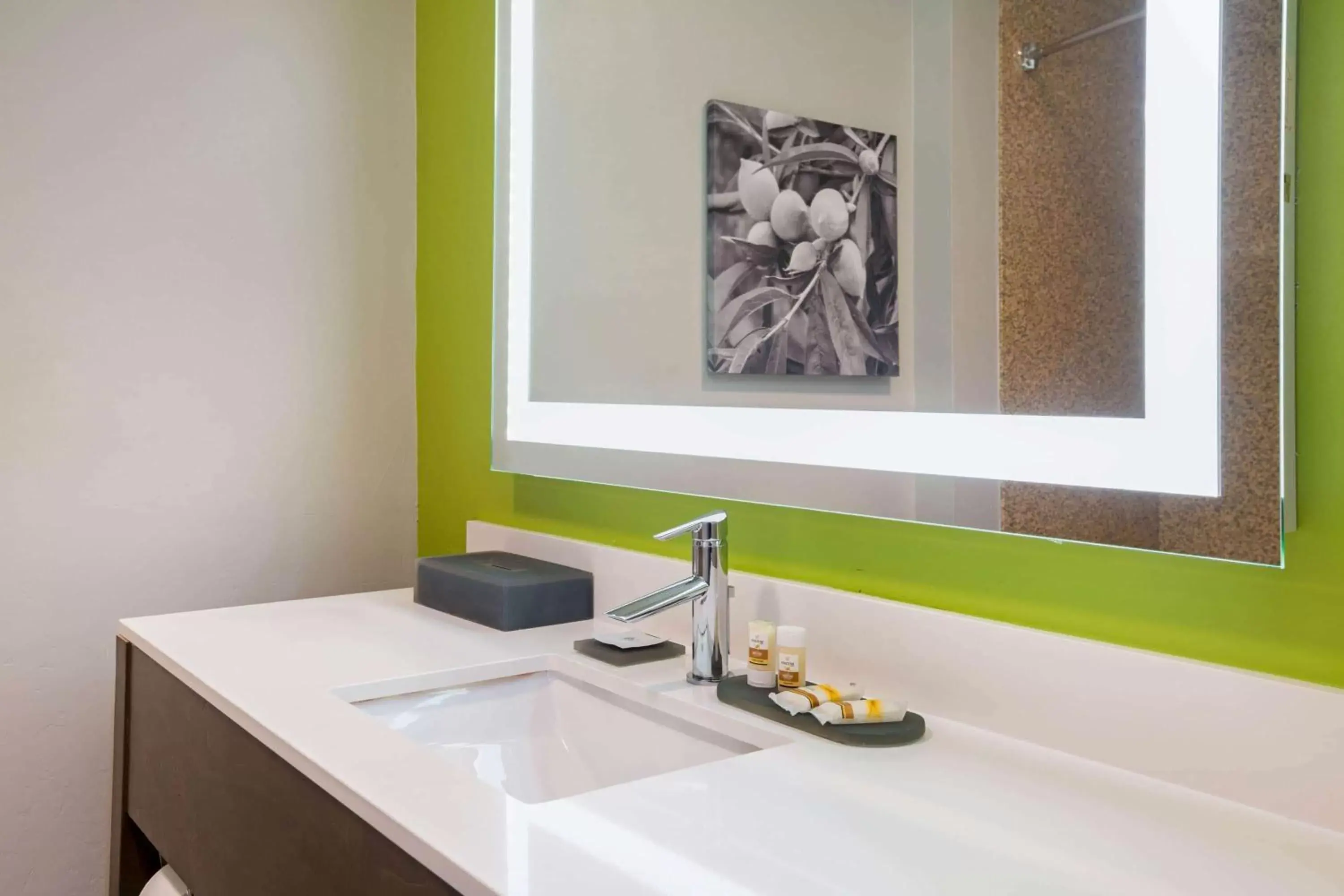 Bathroom in La Quinta by Wyndham Visalia/Sequoia Gateway