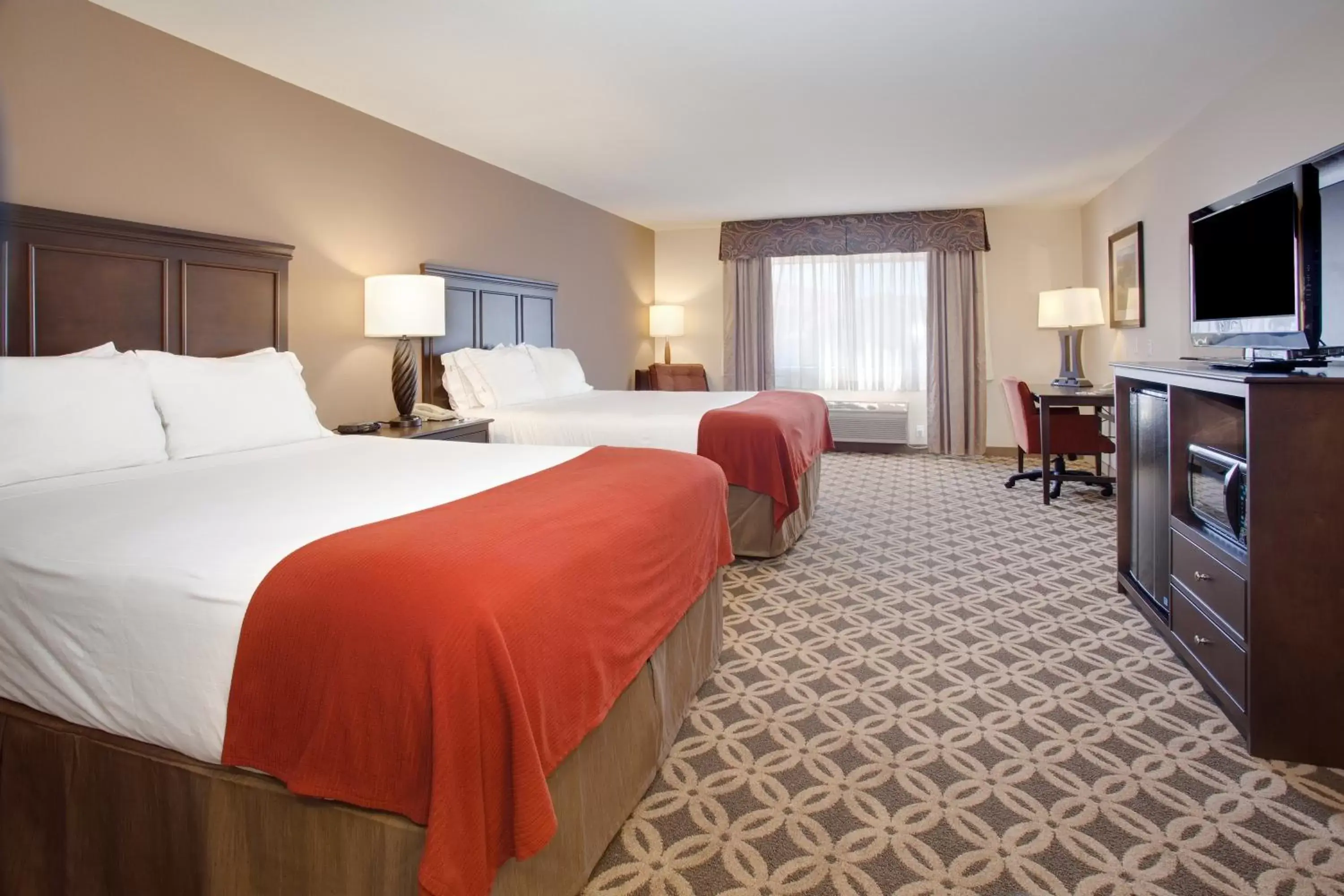 Photo of the whole room, Bed in Holiday Inn Express Show Low, an IHG Hotel