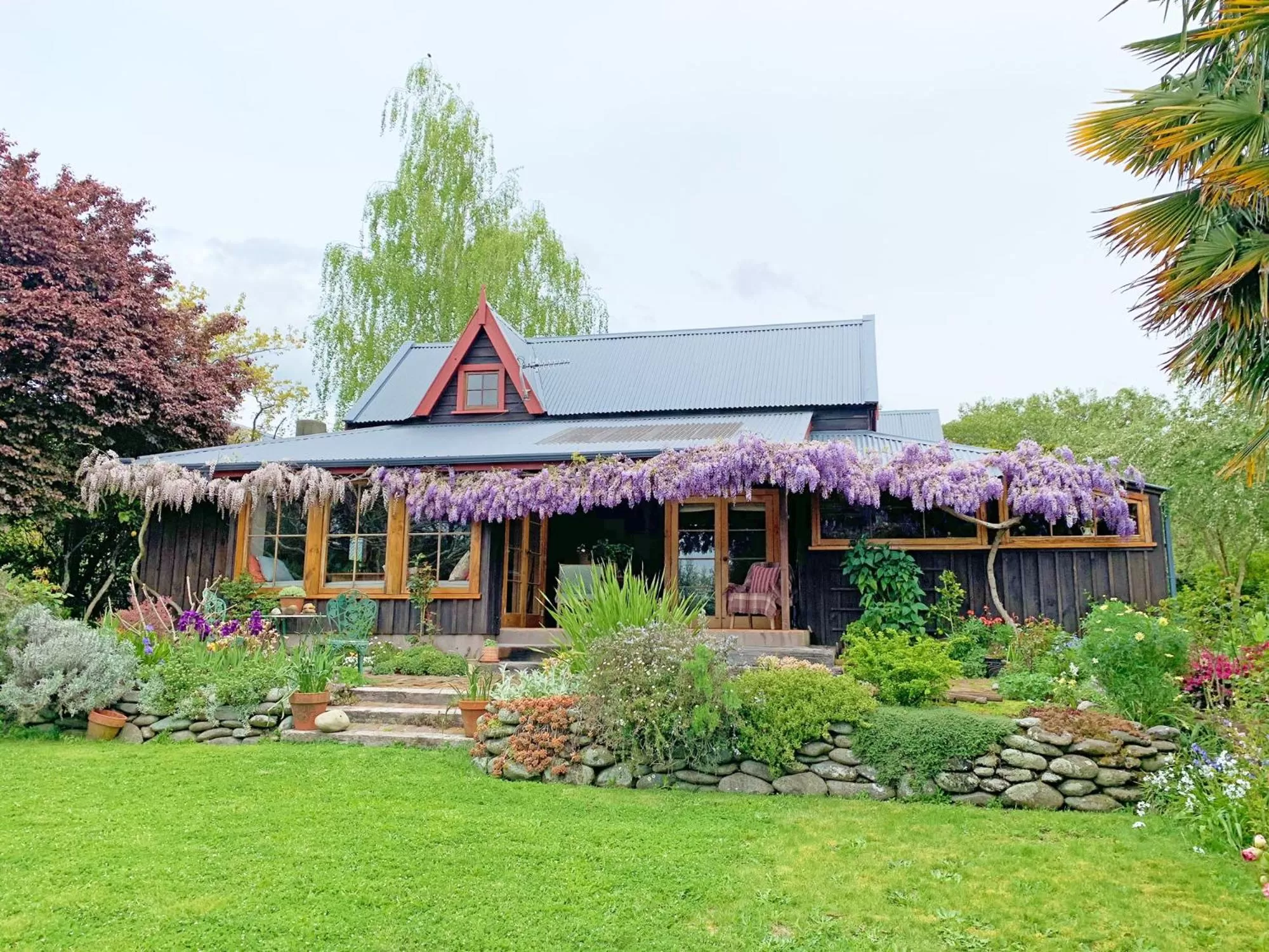 Property Building in Quail Farm, Colonial charm