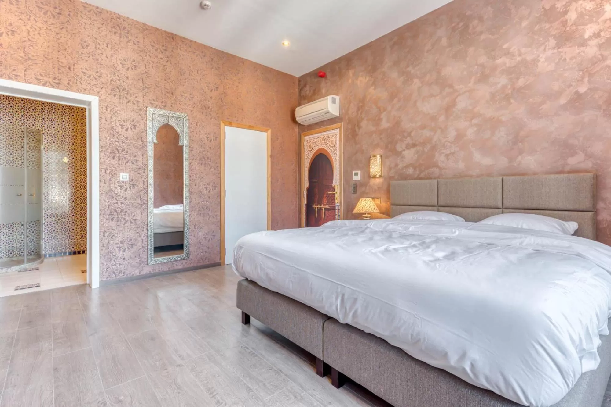 Photo of the whole room, Bed in Ryad Mogador Liège