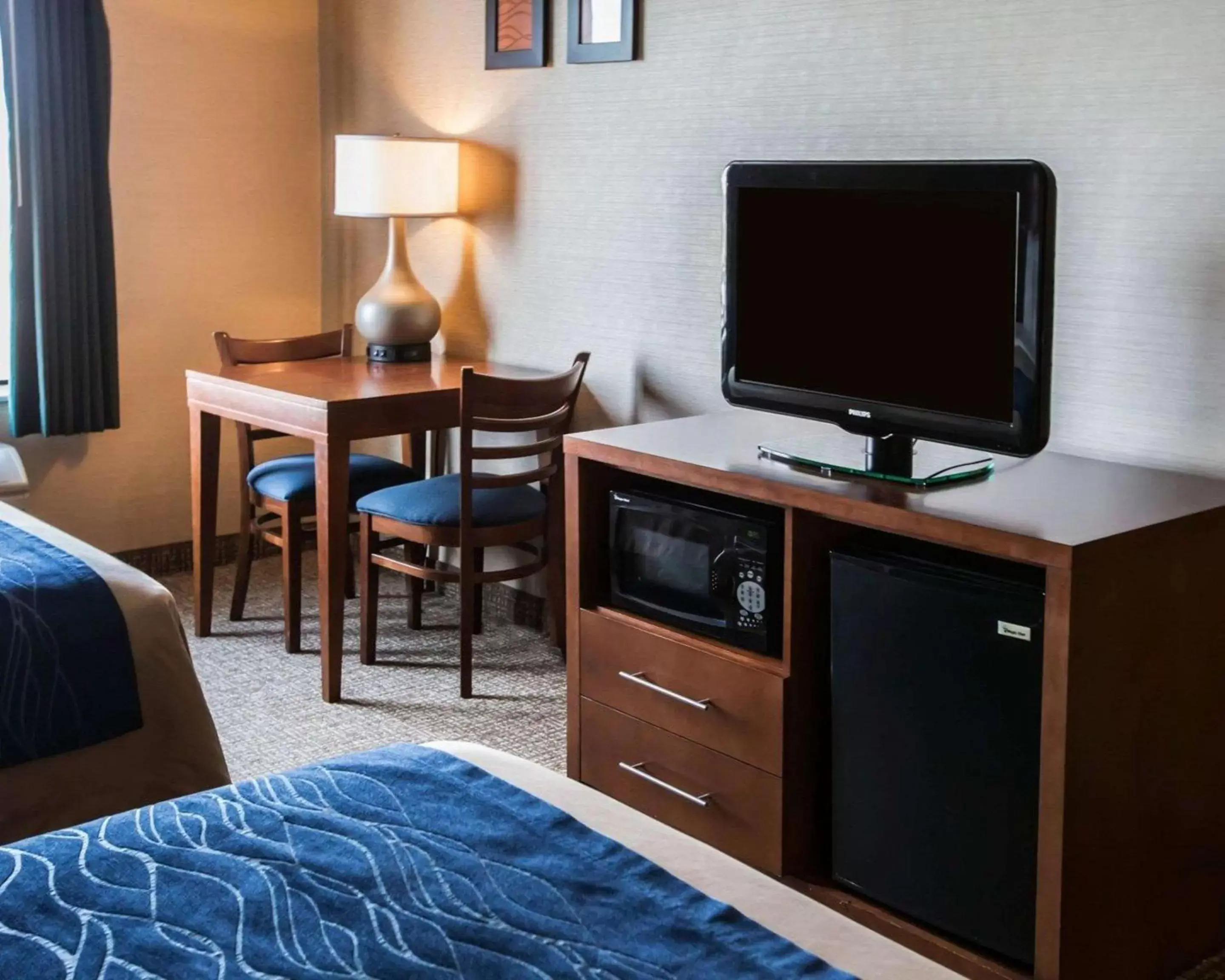 Bedroom, TV/Entertainment Center in Comfort Inn Crystal Lake - Algonquin