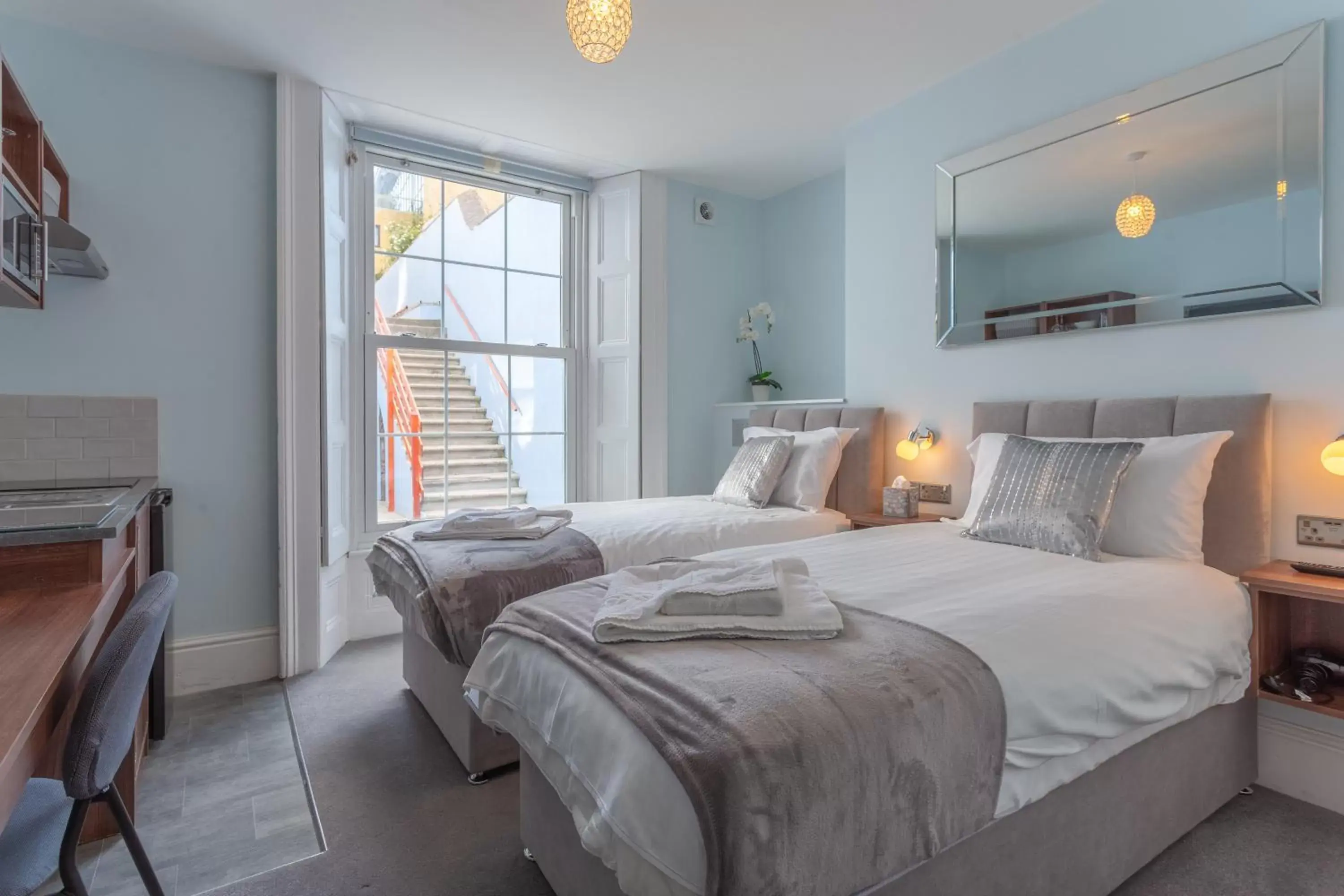 Bedroom, Bed in Ocean Stays Hotel, Plymouth