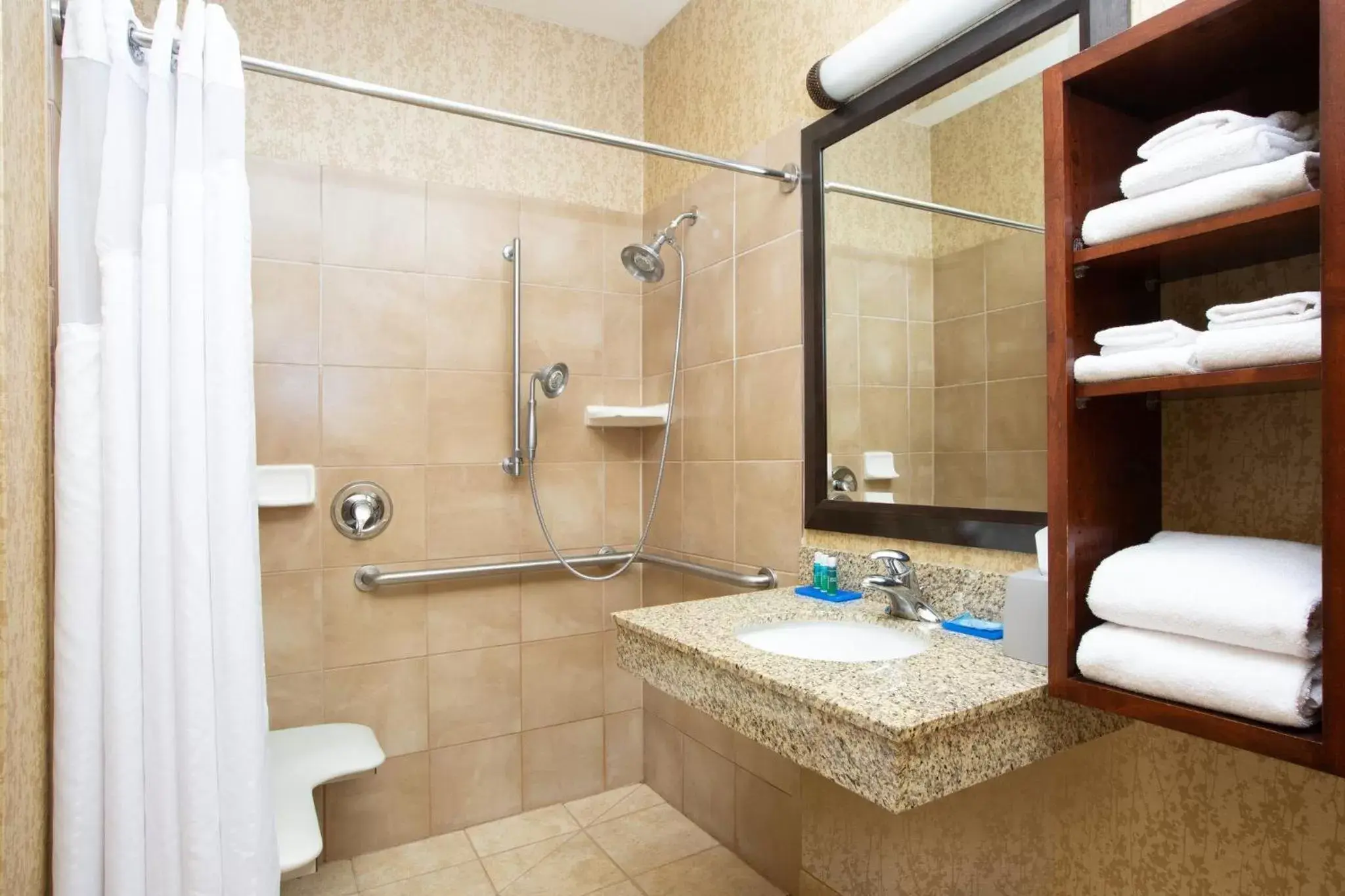 Photo of the whole room, Bathroom in Holiday Inn Express Hotel & Suites Astoria, an IHG Hotel