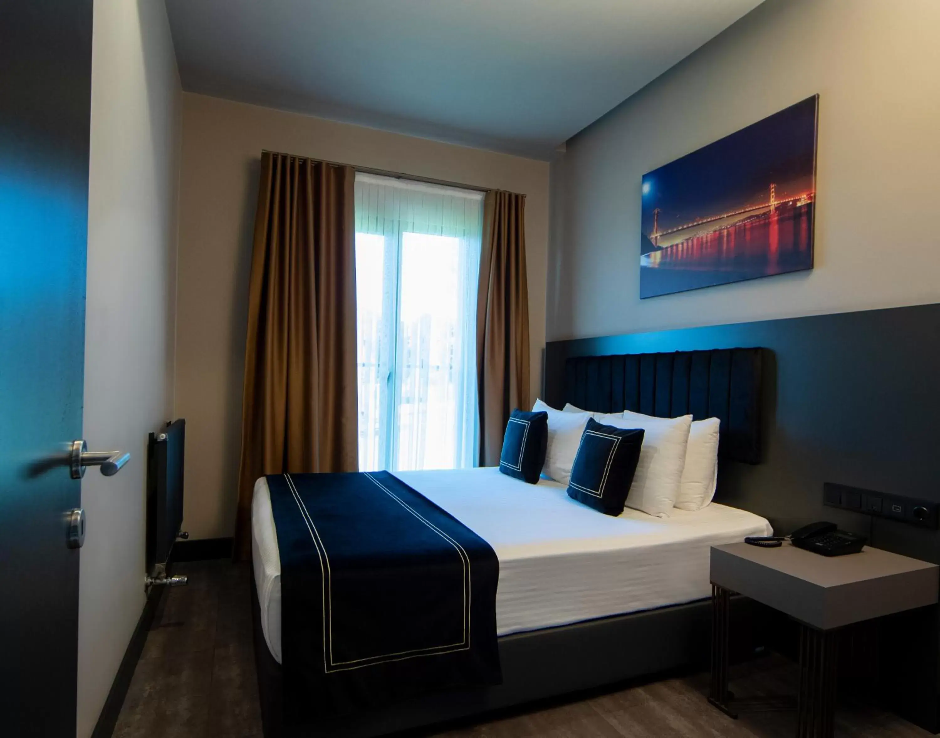 Bed, TV/Entertainment Center in MENALO HOTEL PREMIUM ISTANBUL AIRPORT