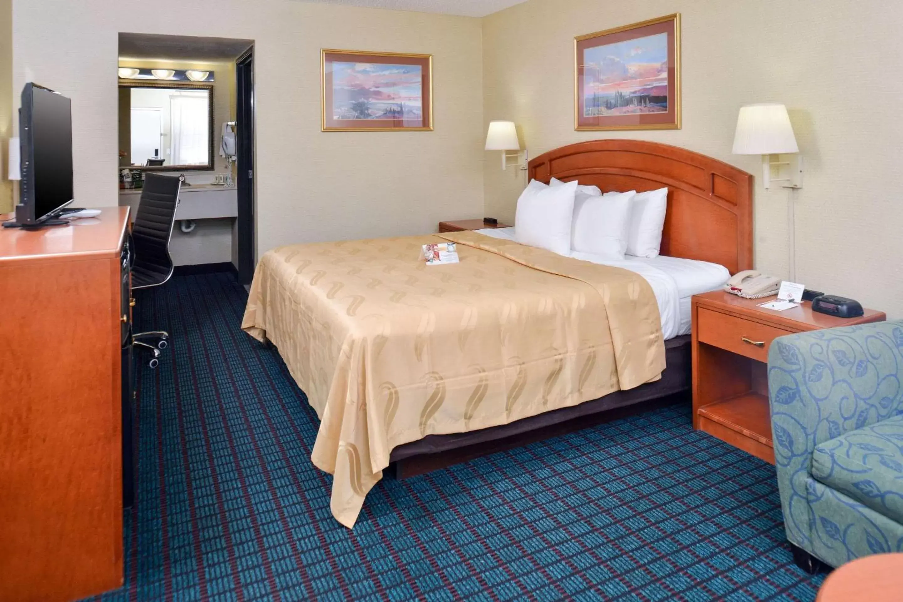 Photo of the whole room, Bed in Quality Inn