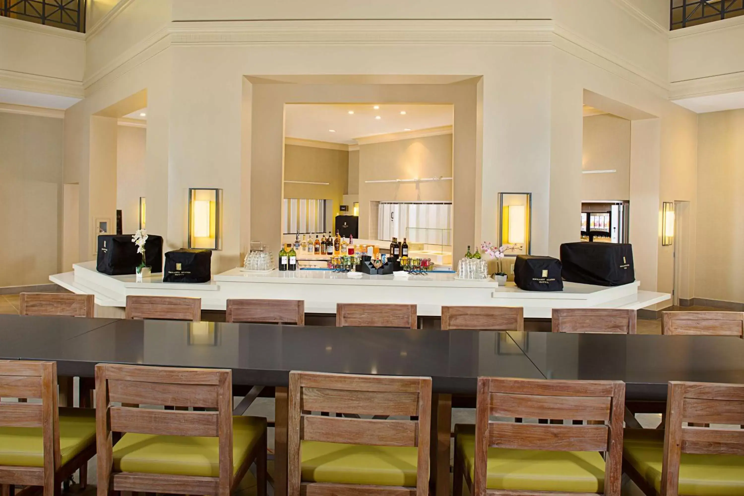 Lounge or bar, Restaurant/Places to Eat in Embassy Suites by Hilton San Diego Bay Downtown
