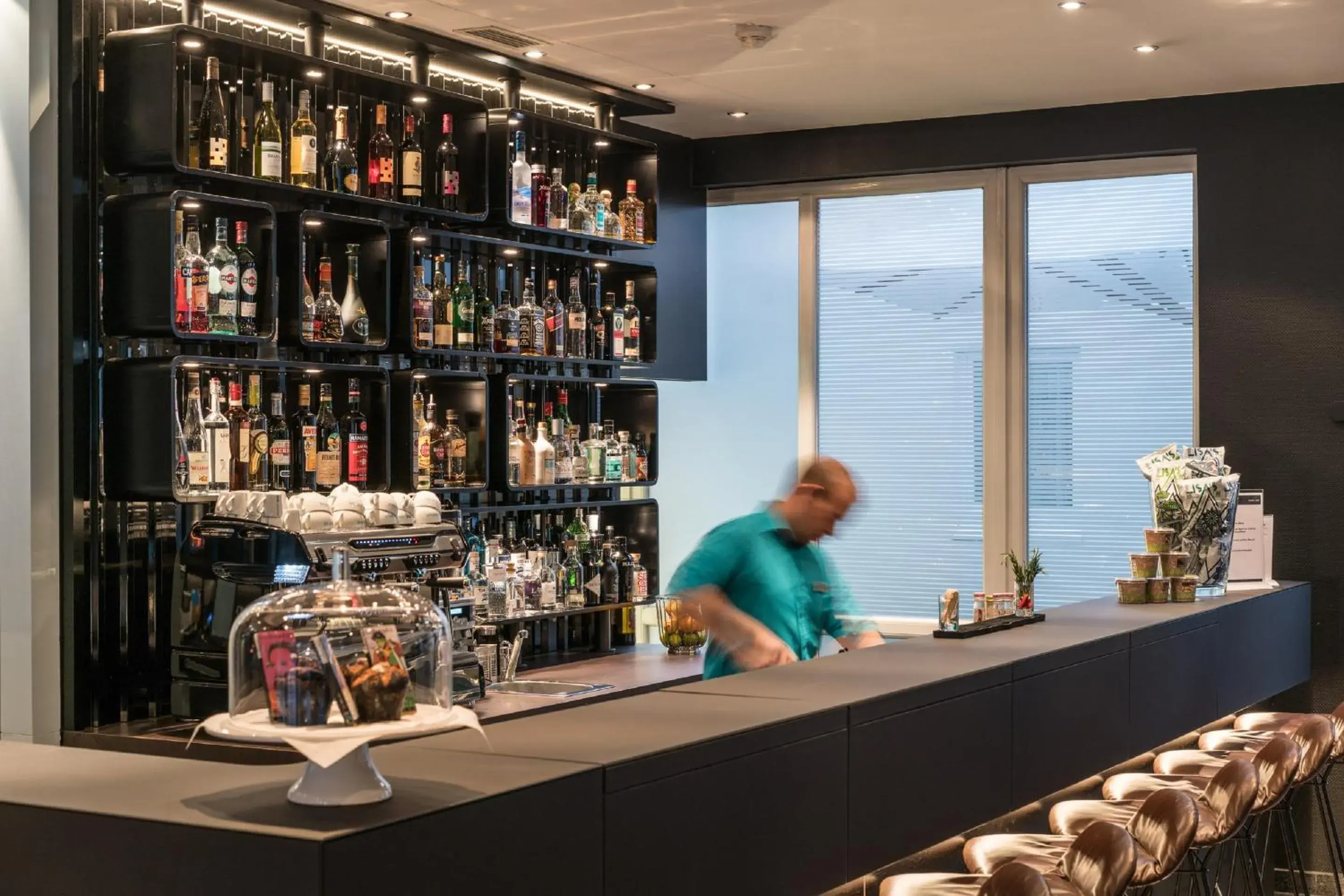 Lounge or bar in Motel One Hamburg-Altona