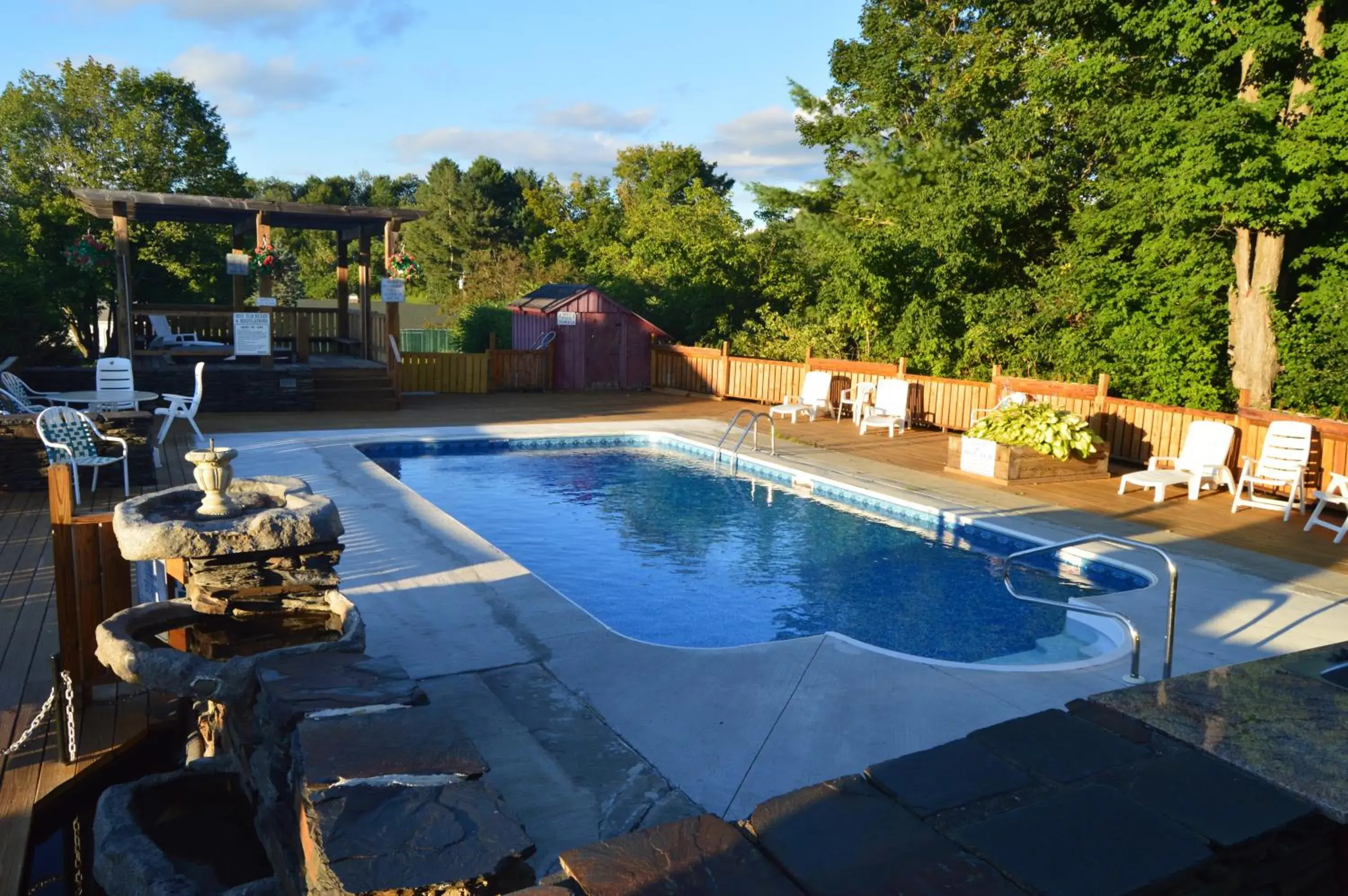 Swimming Pool in Hollow Inn and Motel