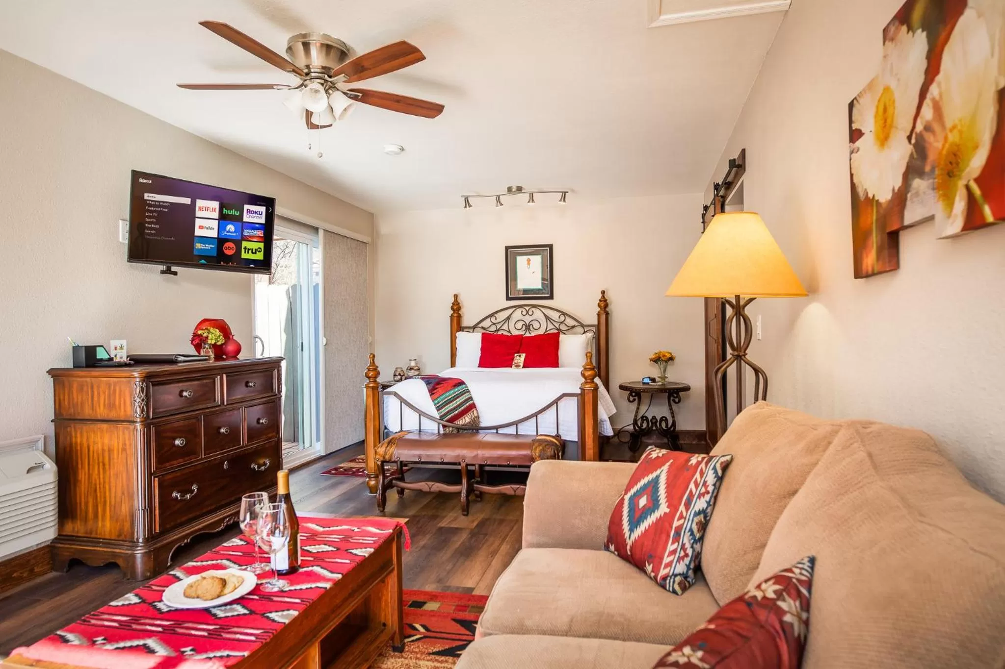 Coffee/tea facilities, Seating Area in Whispering Creek Bed & Breakfast