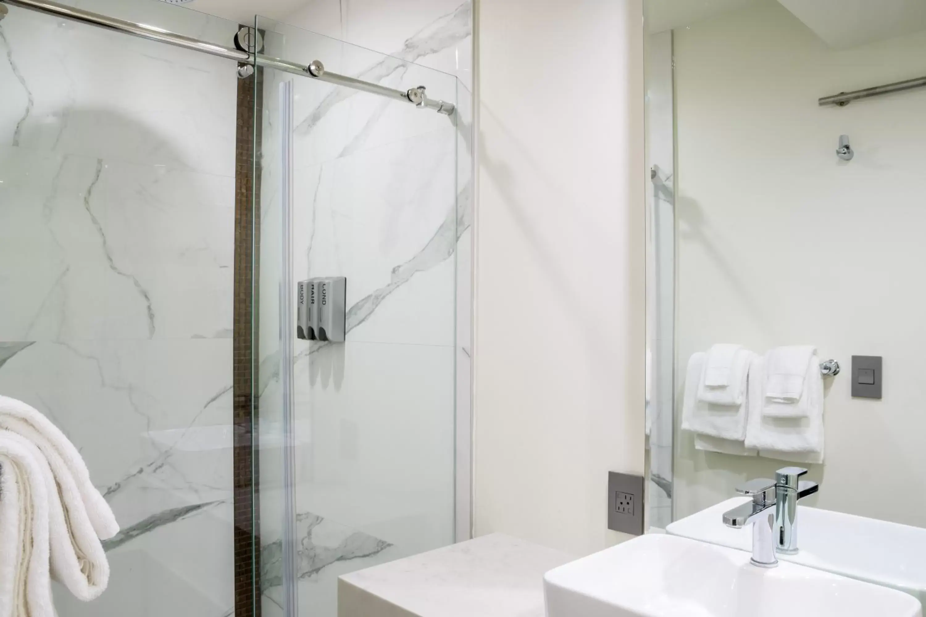 Shower, Bathroom in Hotel Xilo Glendale