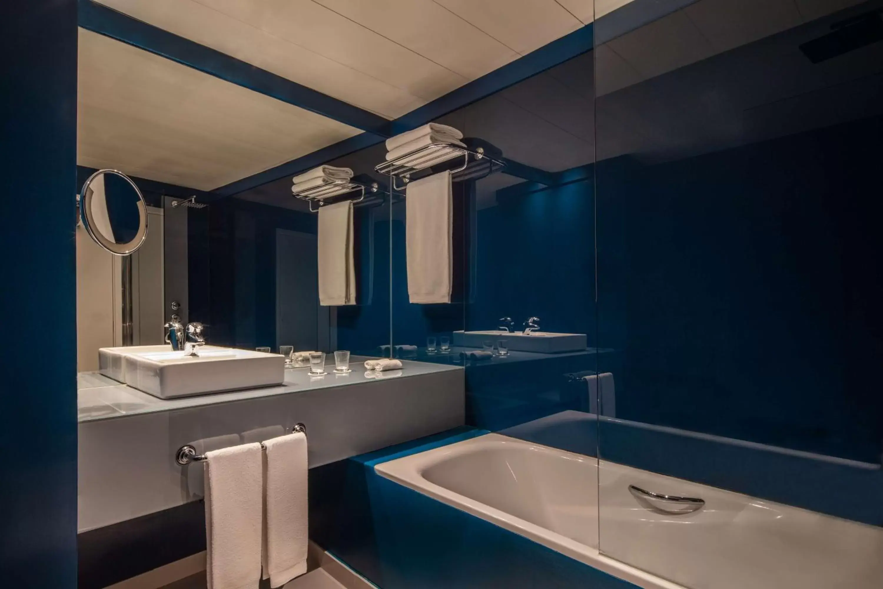 Bedroom, Bathroom in Tivoli Oriente Lisboa Hotel