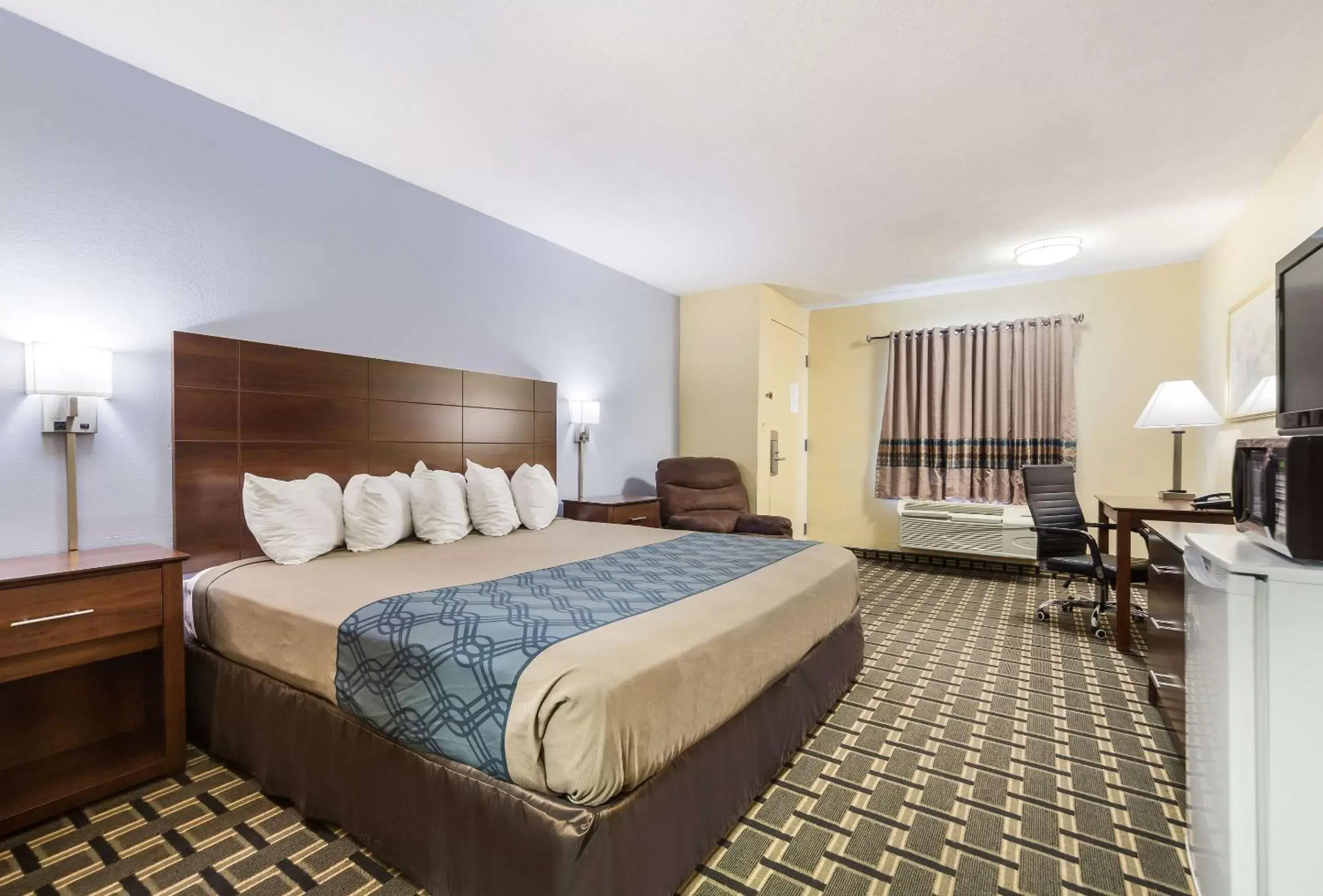 Photo of the whole room, Bed in Rodeway Inn University District