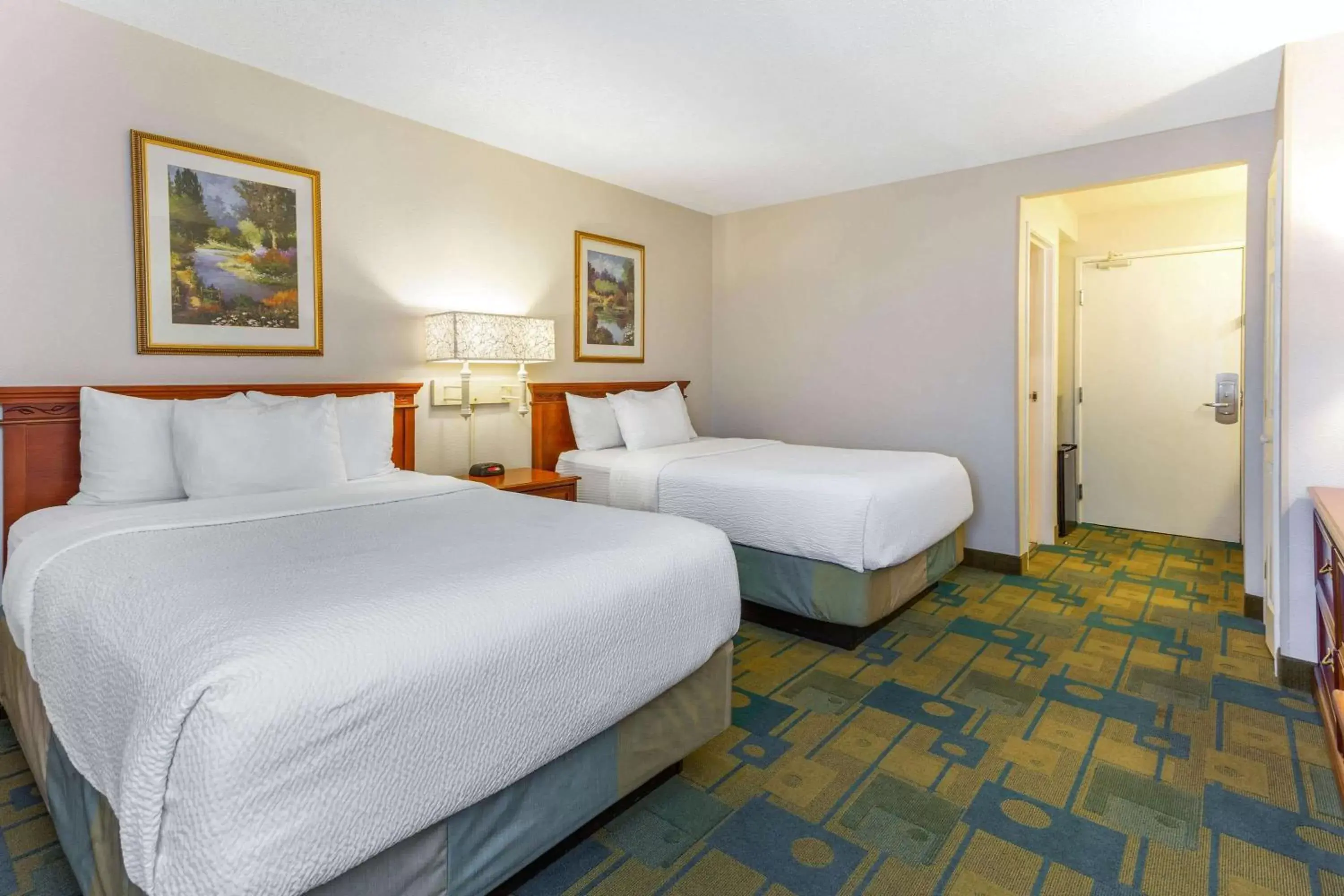 Photo of the whole room, Bed in La Quinta by Wyndham Chicago Gurnee