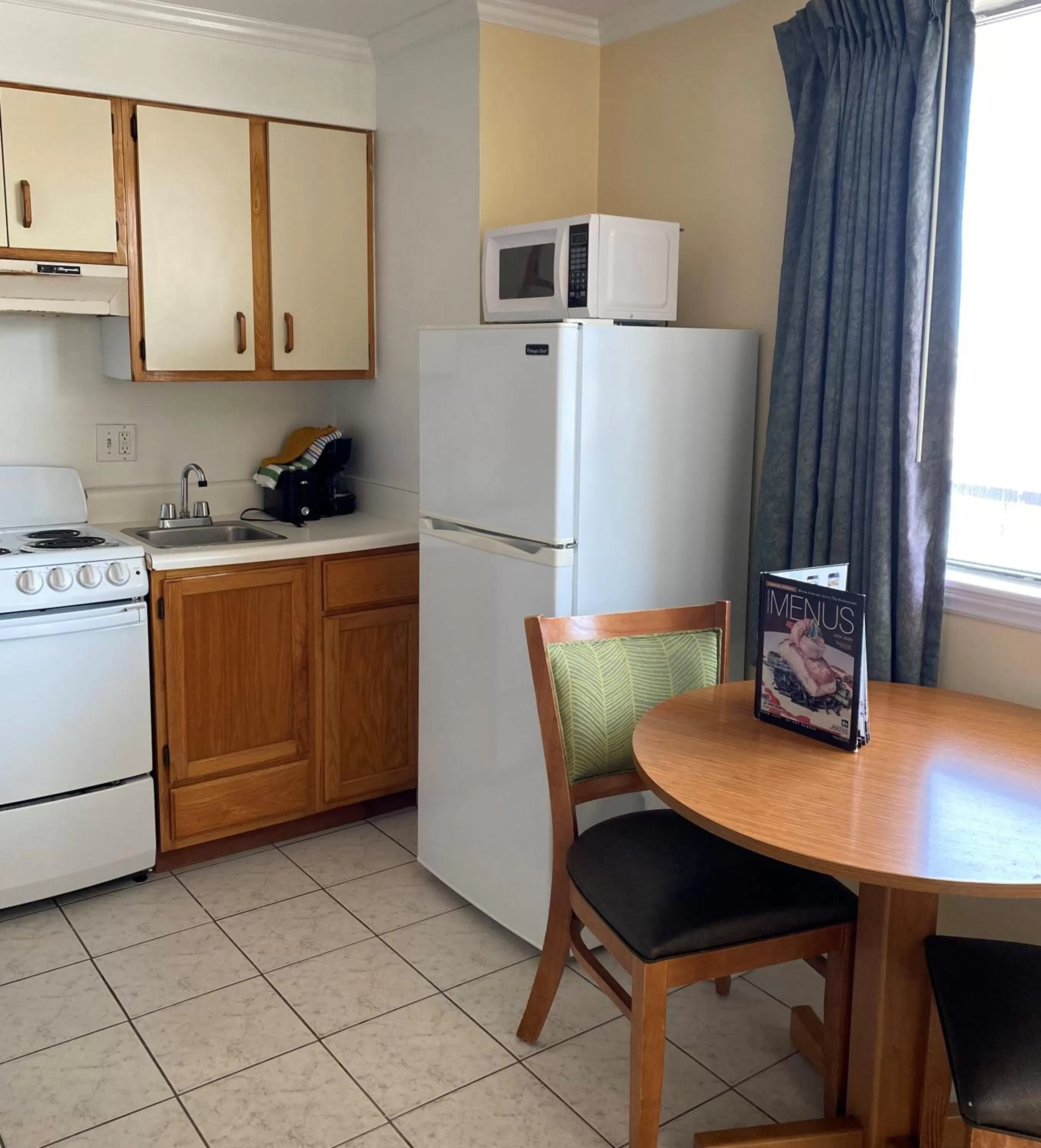 Kitchen/Kitchenette in Ocean Cove Motel