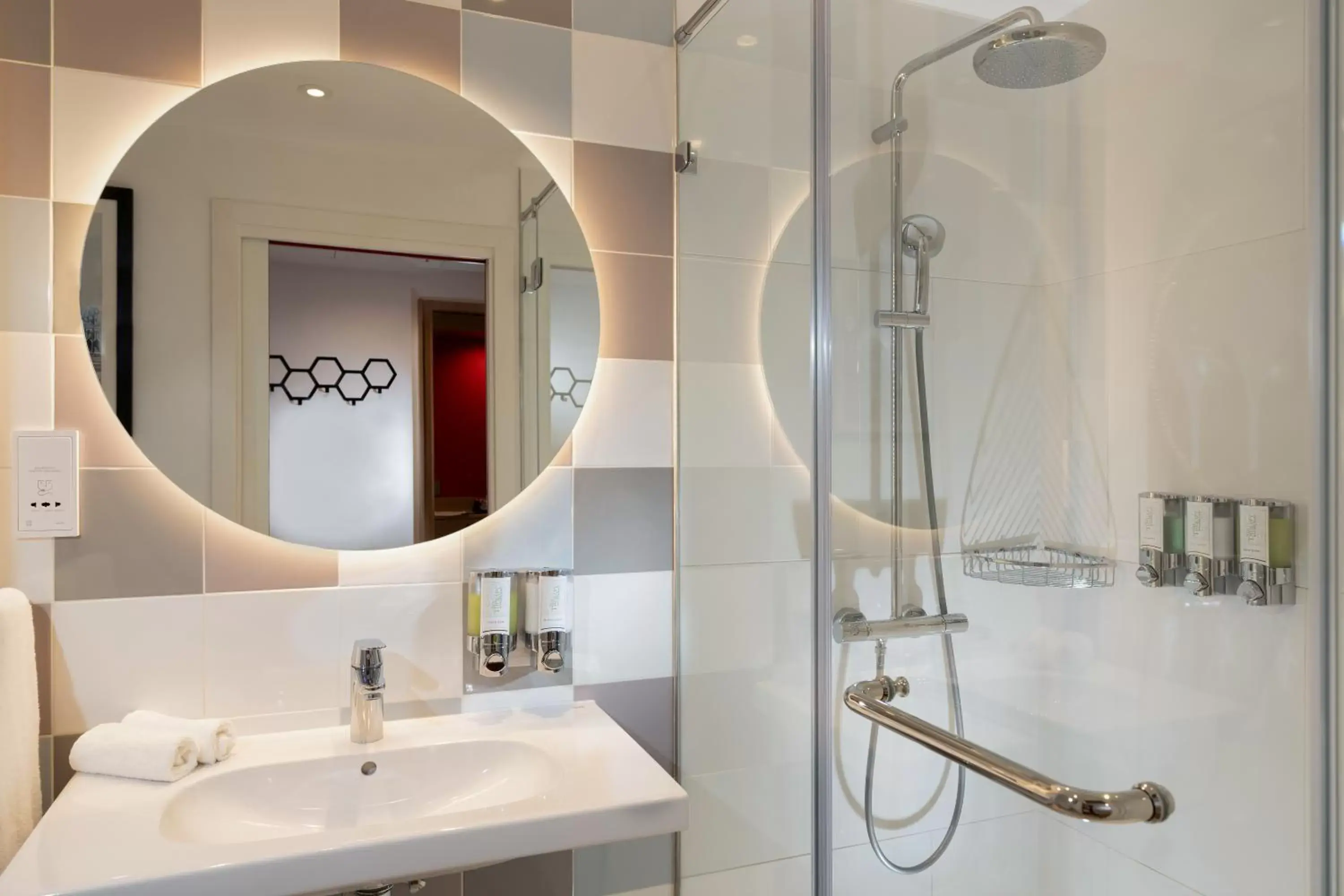 Shower, Bathroom in Hampton By Hilton Budapest City Centre