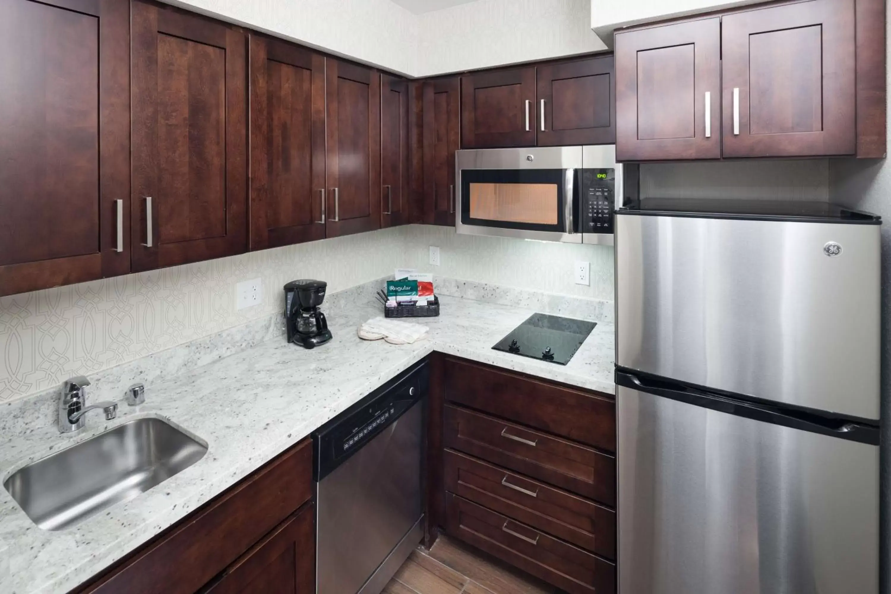 Kitchen or kitchenette, Kitchen/Kitchenette in Homewood Suites by Hilton Seattle-Tacoma Airport/Tukwila