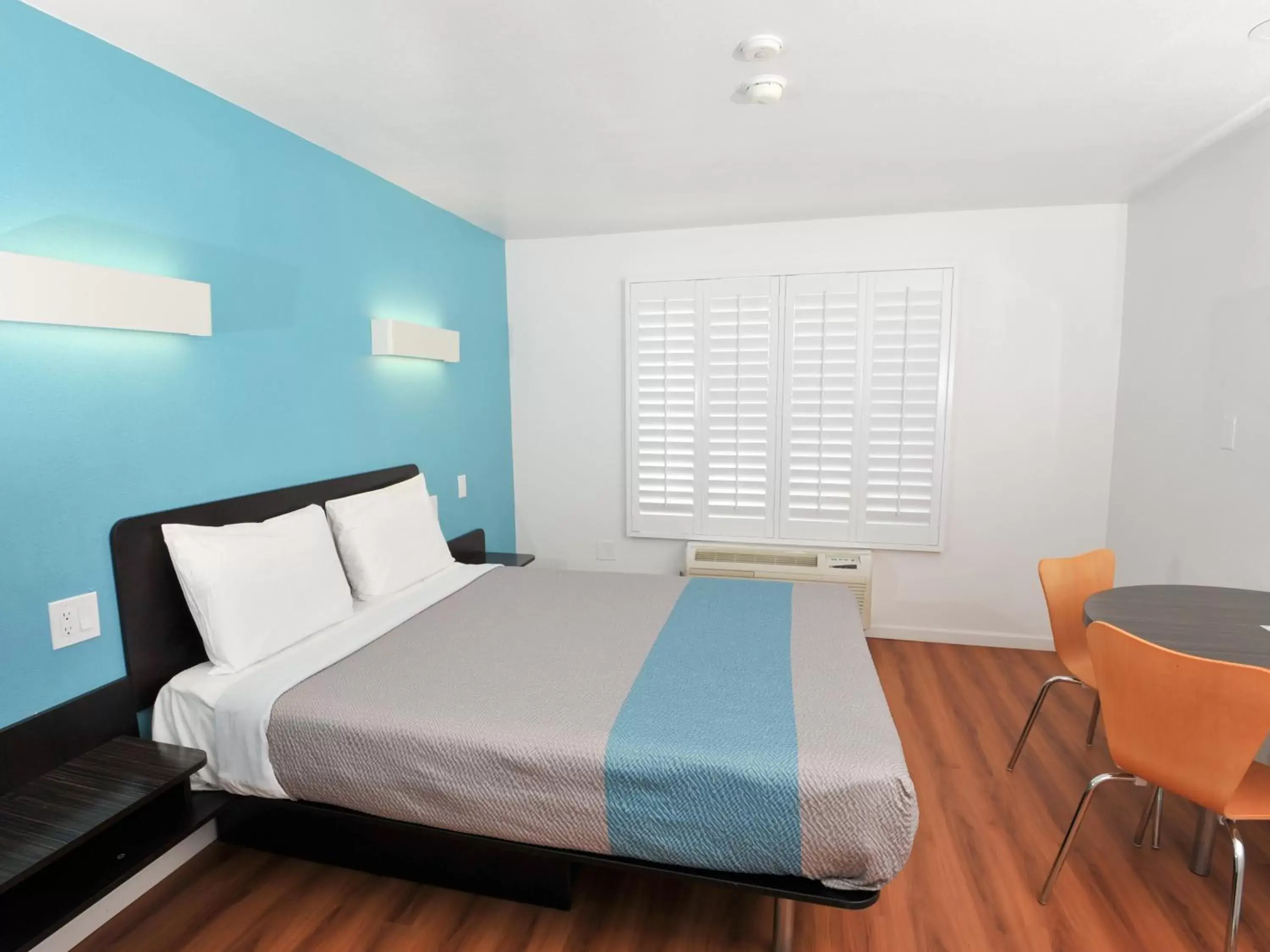 Bedroom, Bed in Motel 6-Fountain Valley, CA - Huntington Beach Area