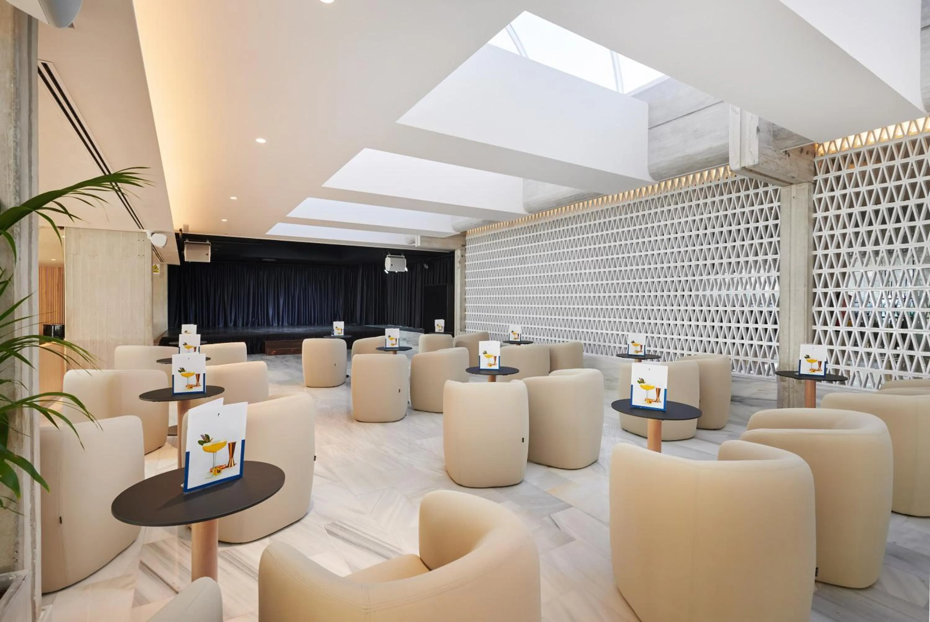 Lounge or bar in Hipotels Mediterraneo Hotel - Adults Only