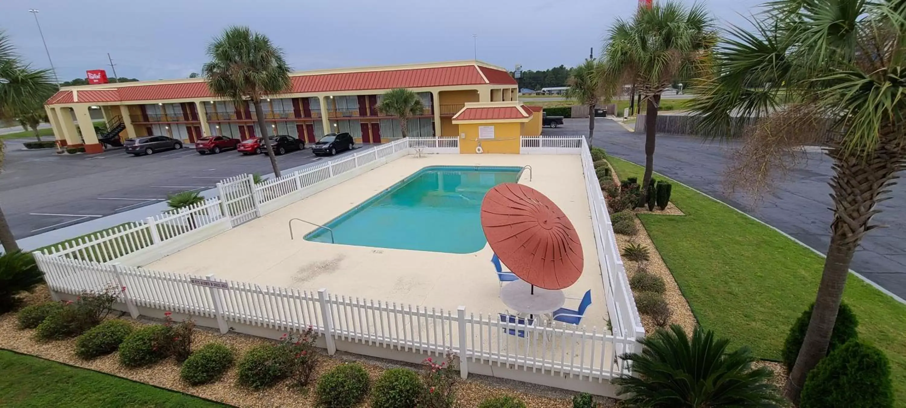 Swimming pool in Red Roof Inn Tifton Swimming pool in Red Roof Inn Tifton