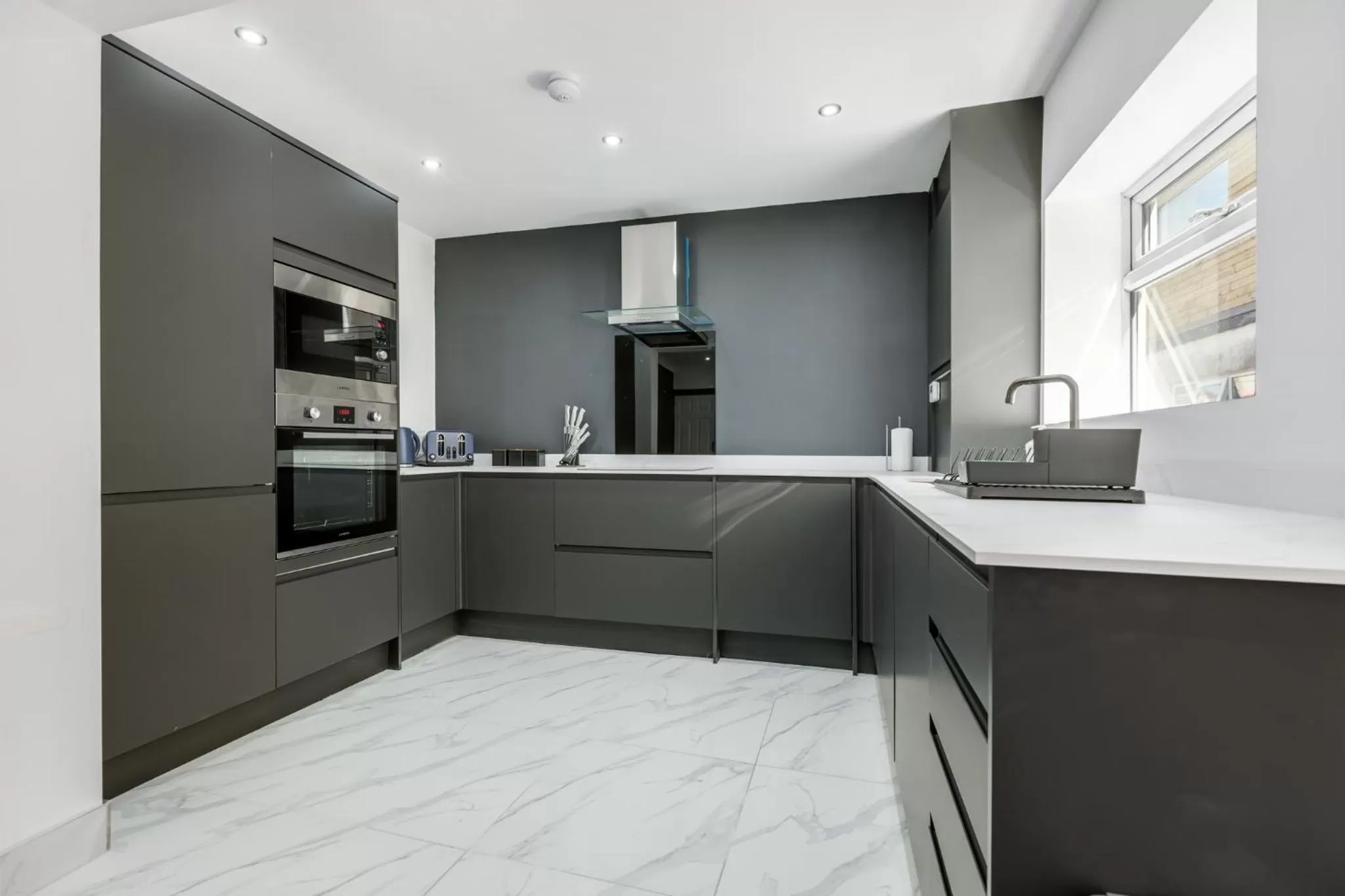 Kitchen or kitchenette, Kitchen/Kitchenette in Crystal Towers Sasco Apartments