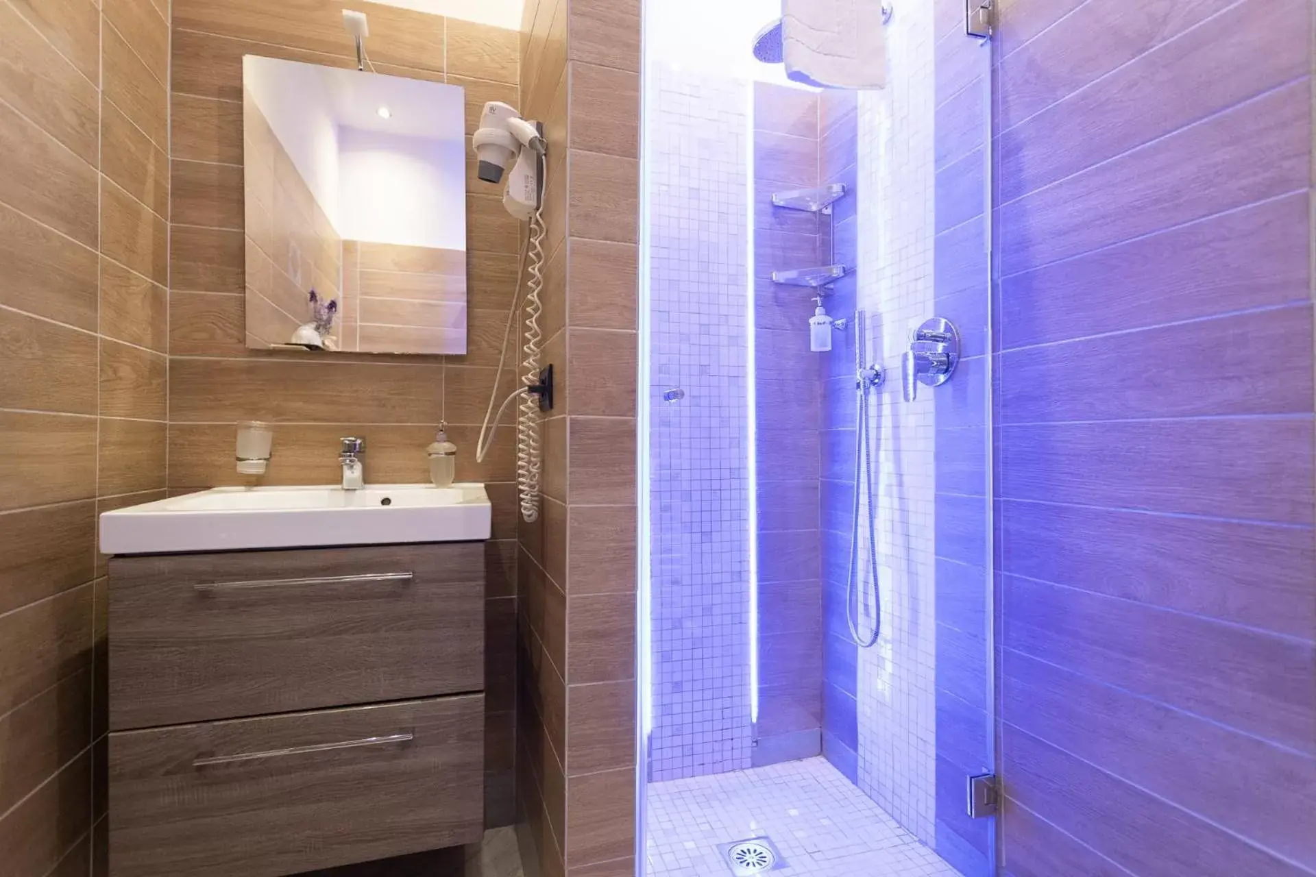 Shower, Bathroom in Affittacamere Serena