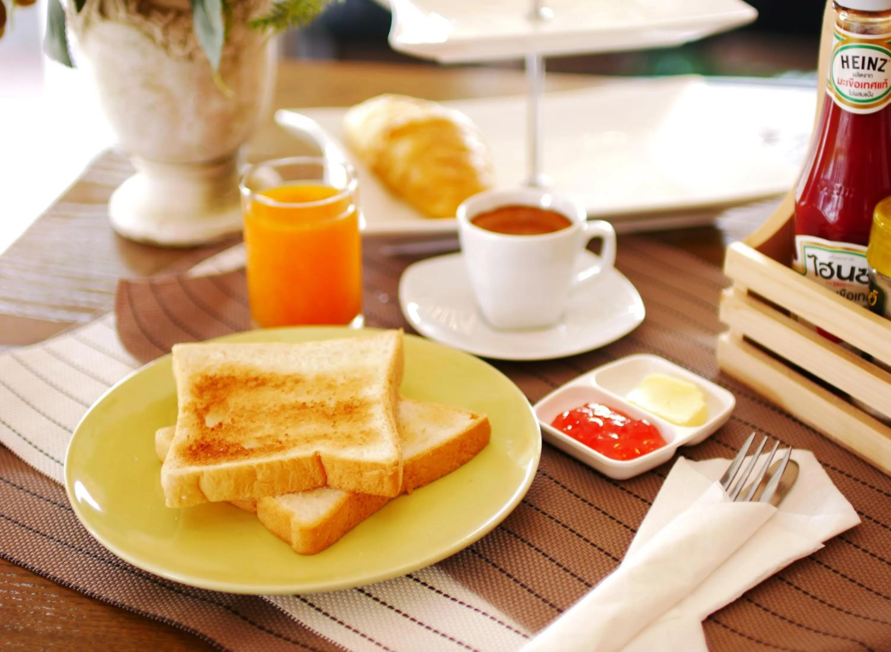 Restaurant/places to eat in Breezotel - SHA Certified