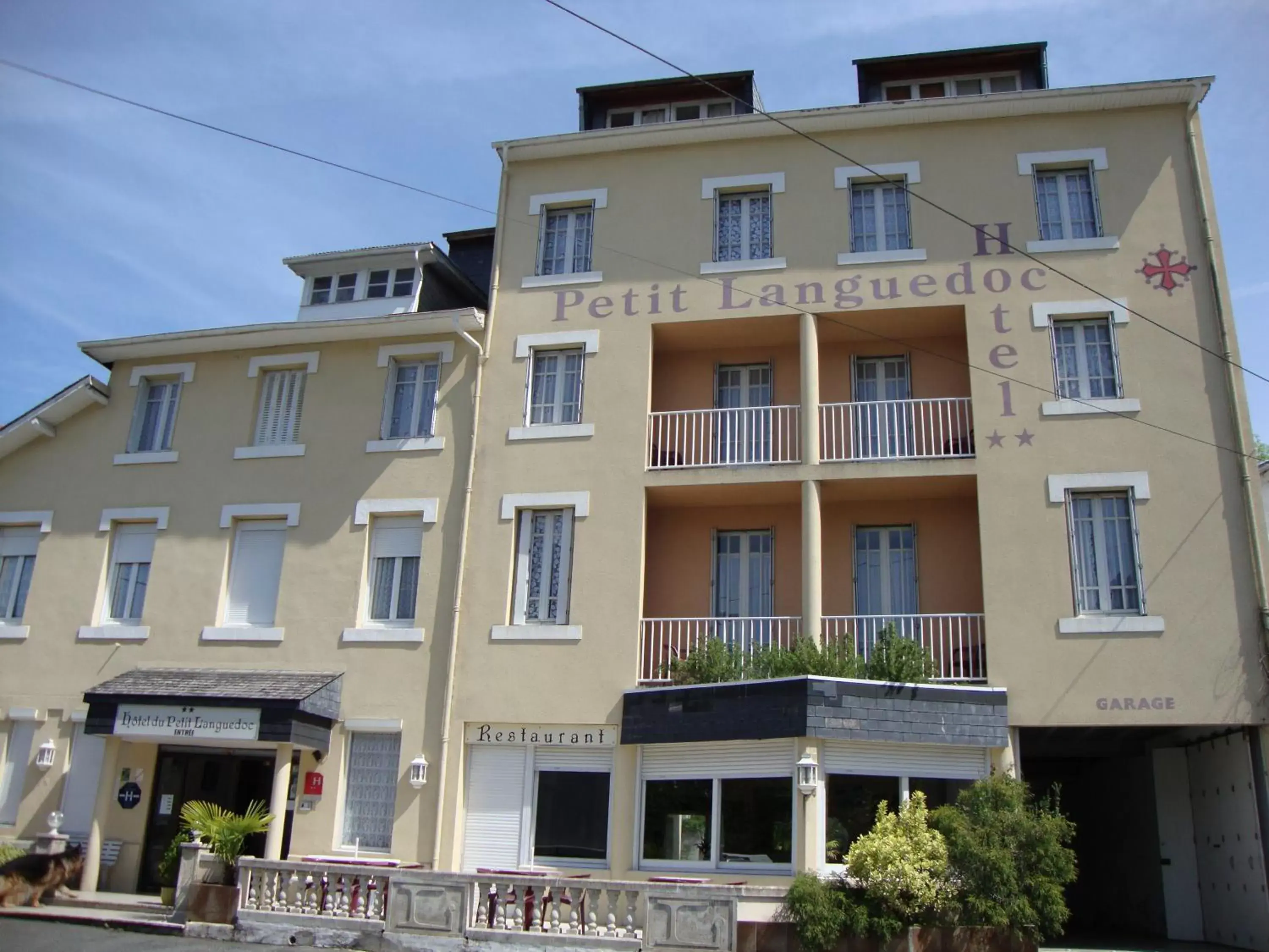 Facade/entrance in Hôtel Au Petit Languedoc