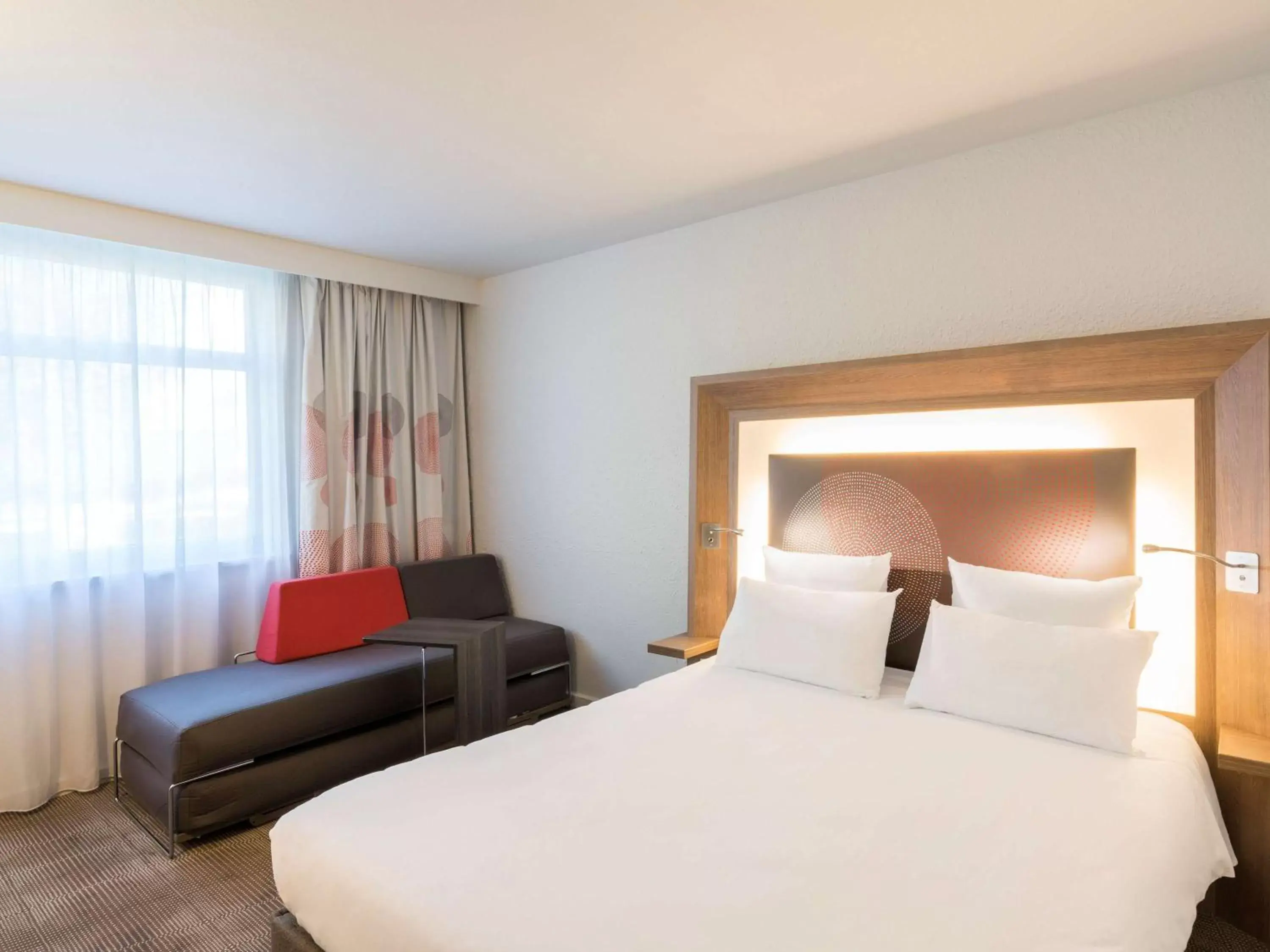 Photo of the whole room, Bed in Novotel Lyon Bron Eurexpo