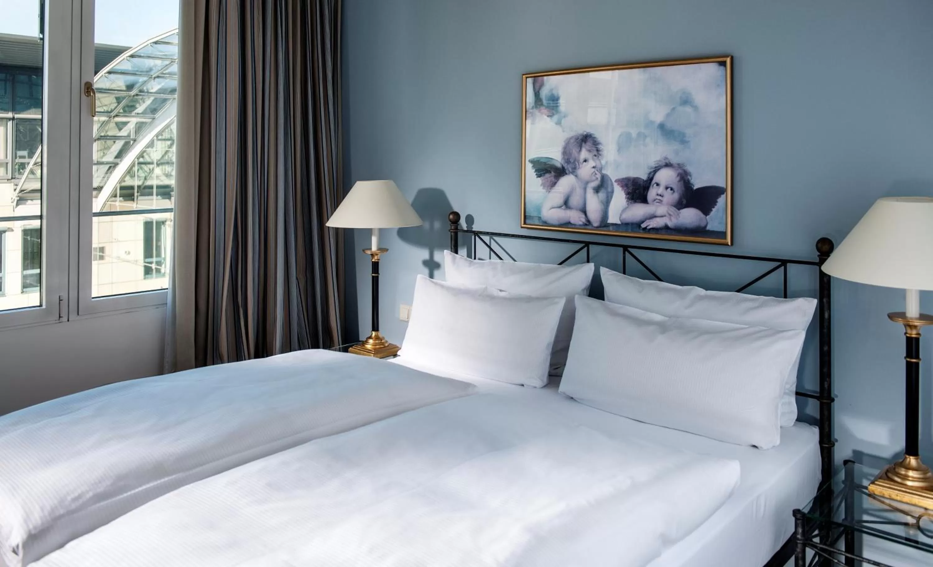 Bed in Hotel Elbflorenz Dresden