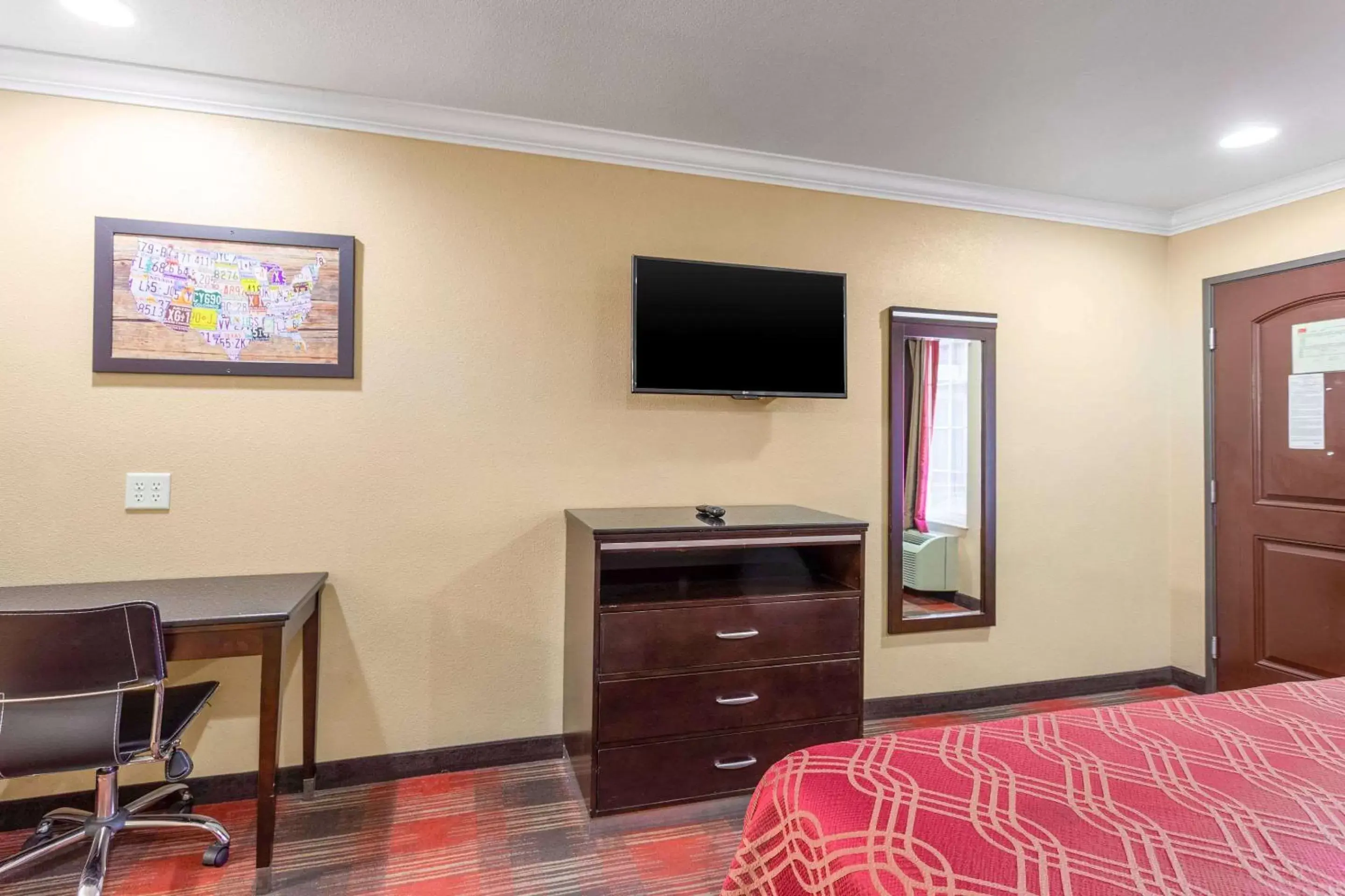 Photo of the whole room, TV/Entertainment Center in Econo Lodge Inn & Suites Escondido Downtown