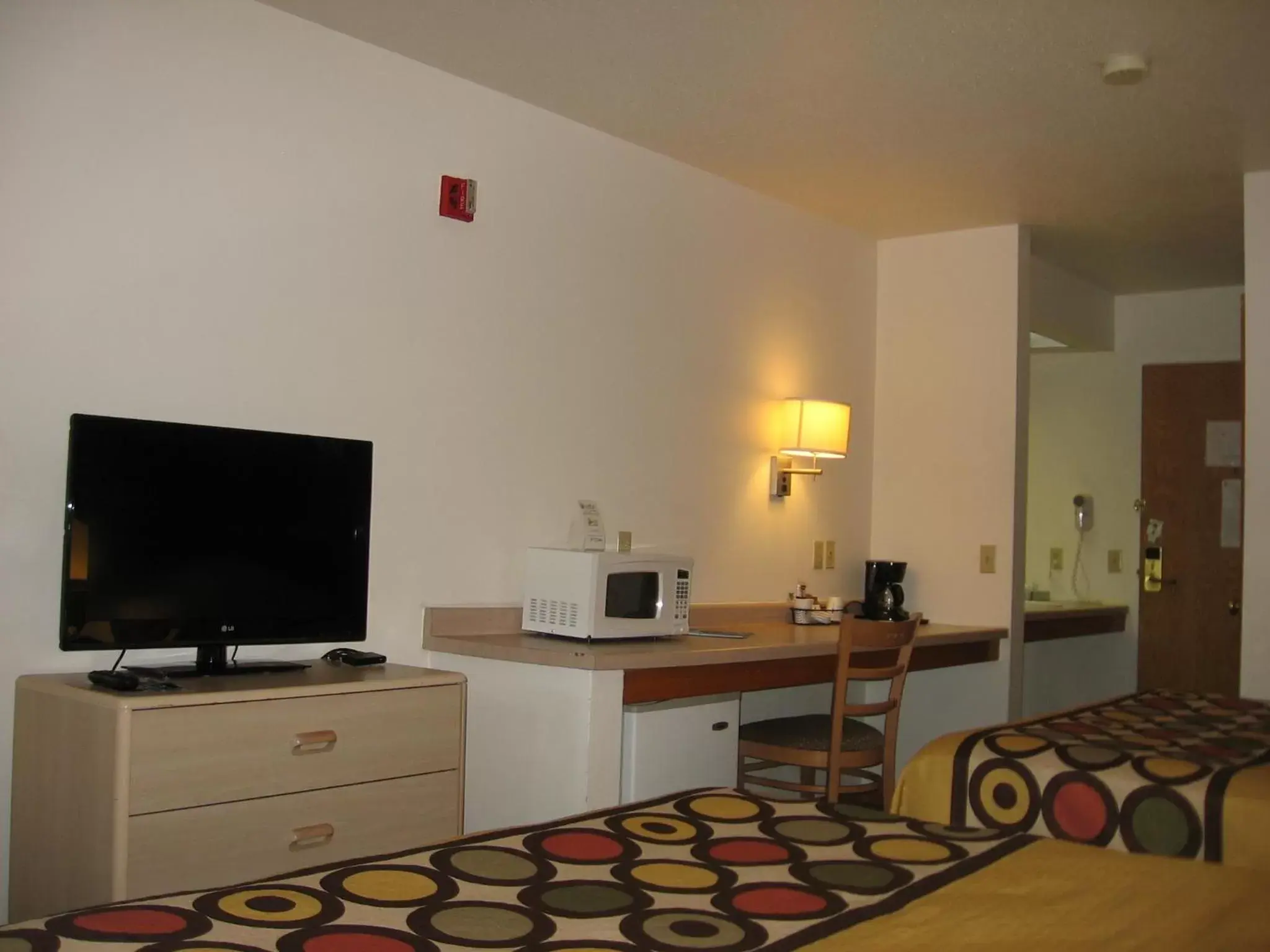 1 King Bed, 1 Queen Bed, Non-Smoking in Super 8 by Wyndham Mauston 1 King Bed, 1 Queen Bed, Non-Smoking in Super 8 by Wyndham Mauston