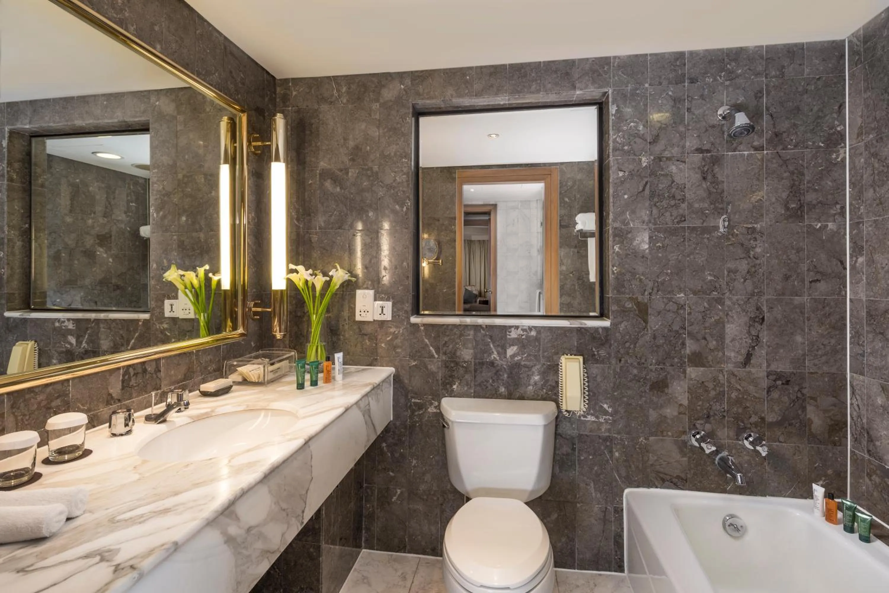 Toilet in The Kunlun Jing An