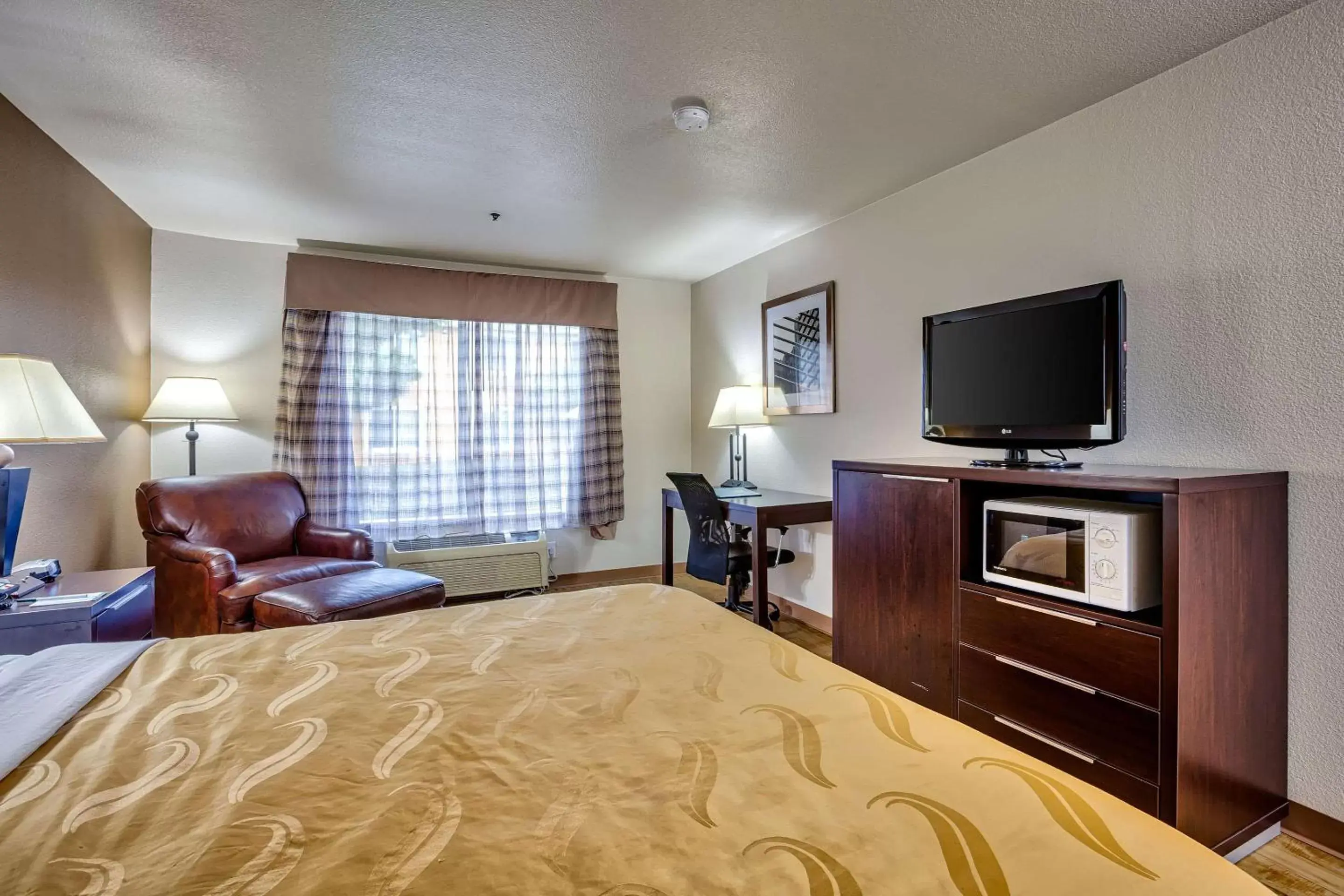 Photo of the whole room, TV/Entertainment Center in Quality Inn near Six Flags Discovery Kingdom-Napa Valley