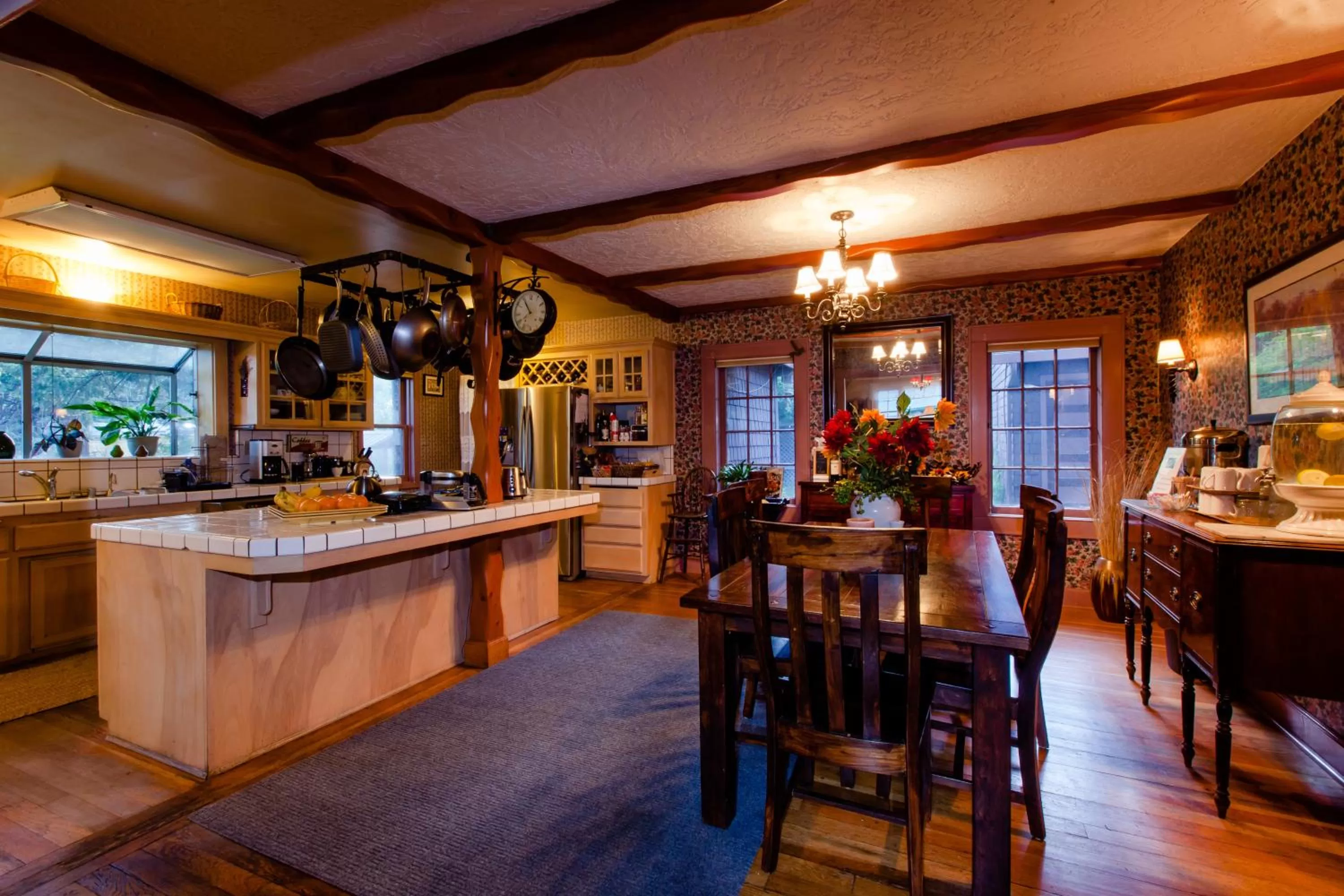 Dining area in Strawberry Valley Inn