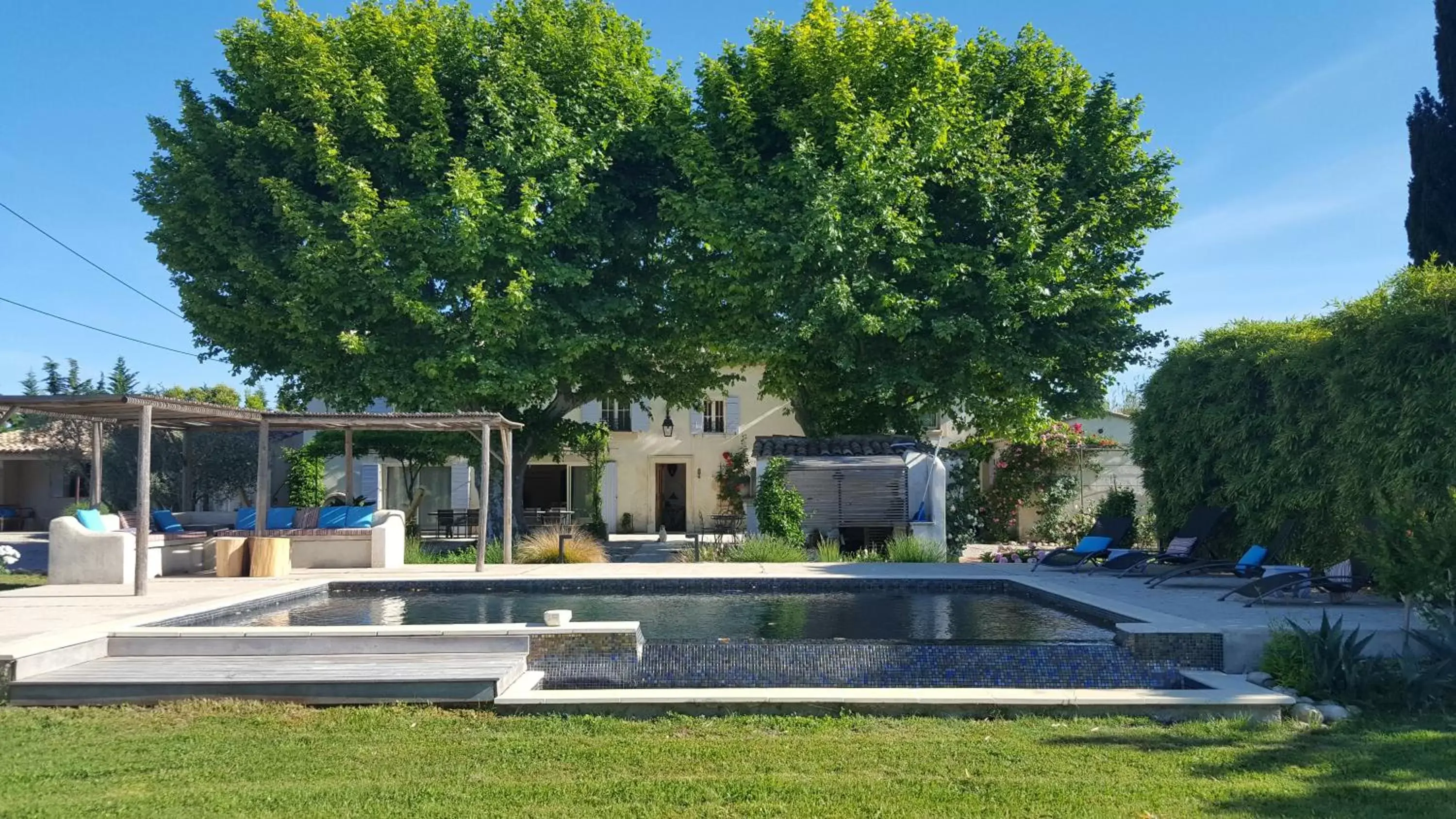 Facade/entrance, Swimming Pool in Sous les Platanes B&B