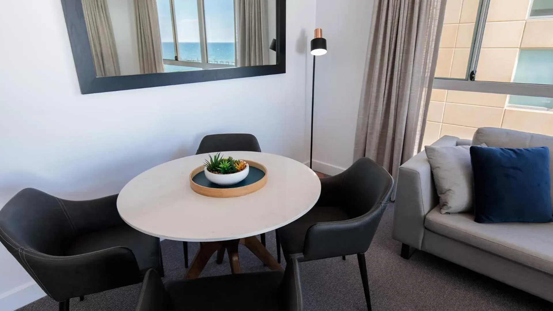 Dining area, Seating Area in Oaks Glenelg Plaza Pier Suites