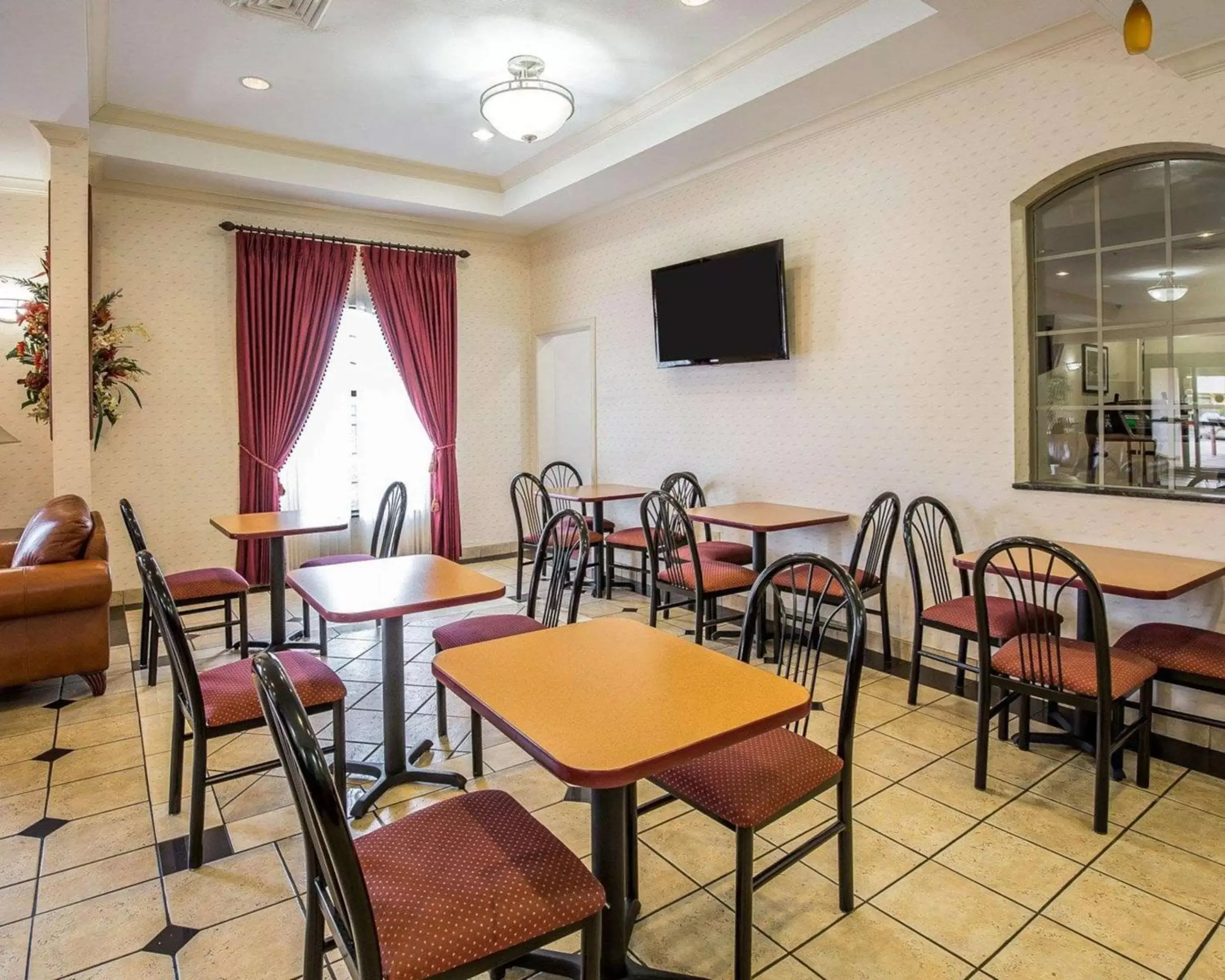 Restaurant/Places to Eat in Econo Lodge Inn & Suites Beaumont