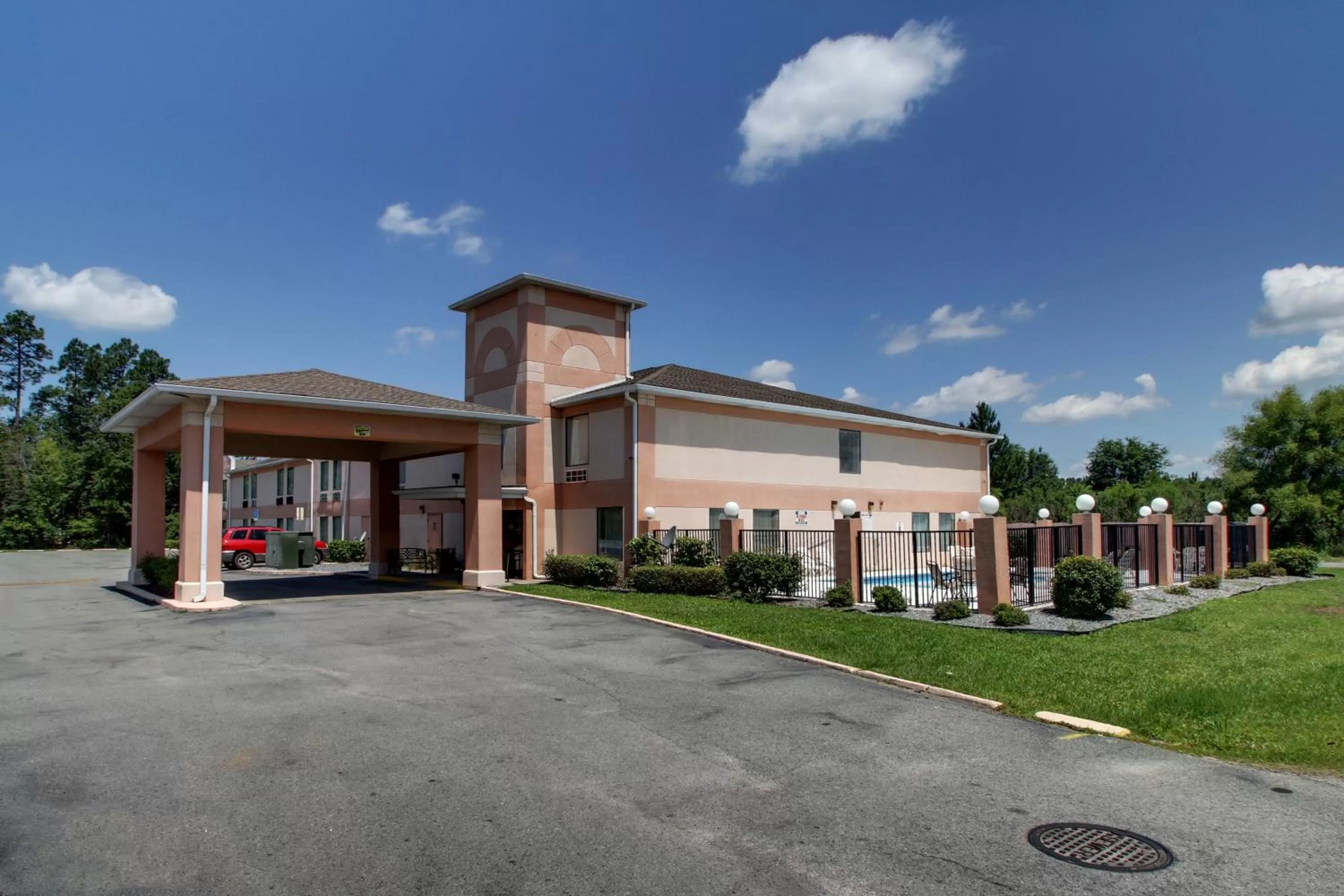 Facade/entrance in YurZzz Inn