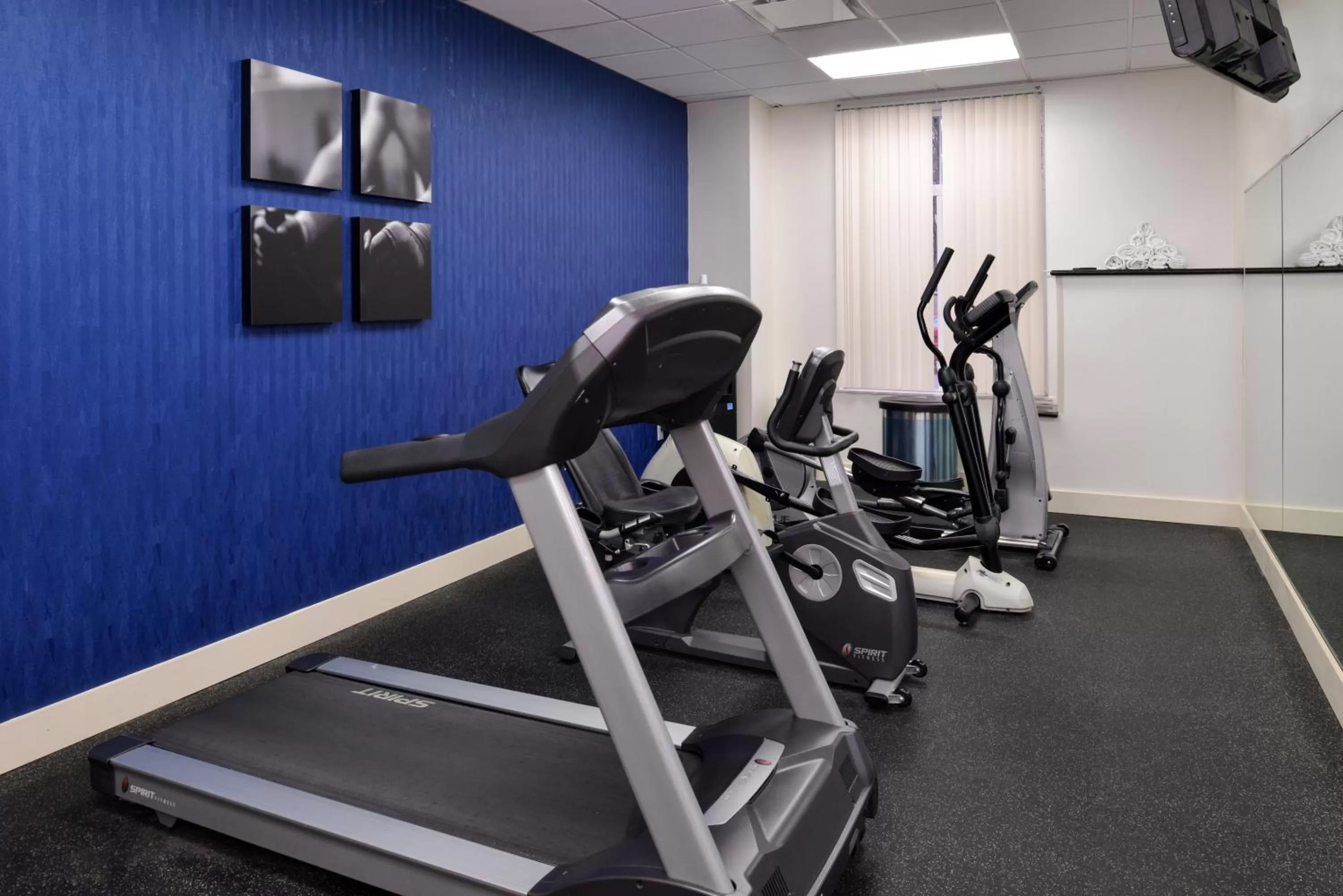 Fitness centre/facilities in Country Inn & Suites by Radisson Nashville Airport TN