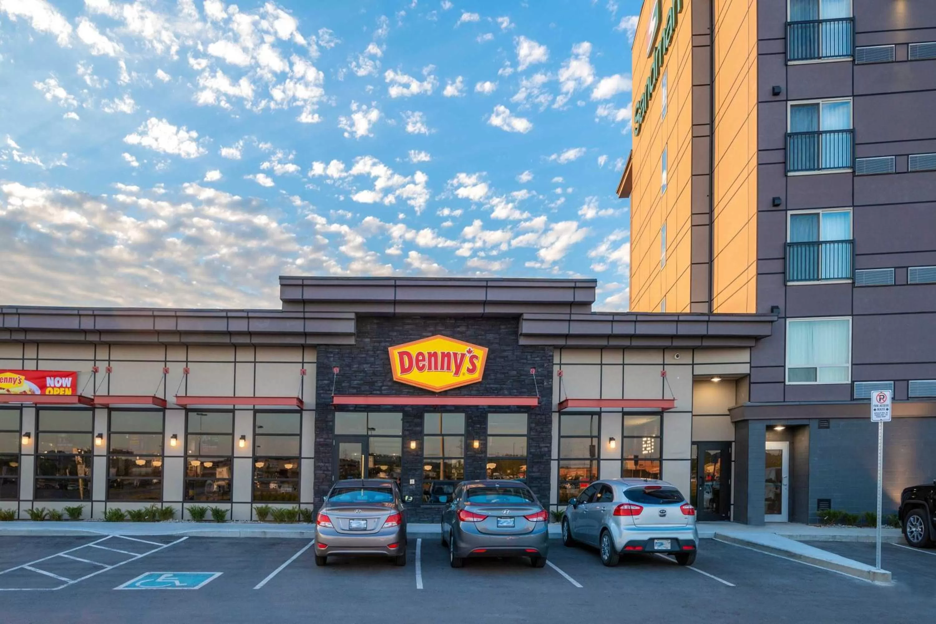 Restaurant/places to eat in Sandman Hotel Hamilton