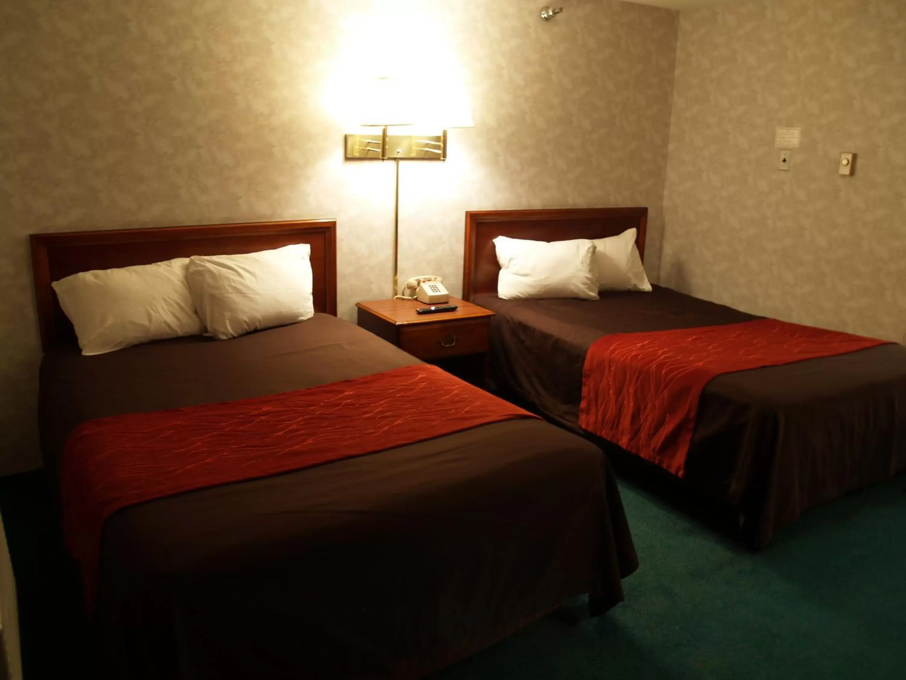 Bed in Bangor Inn & Suites