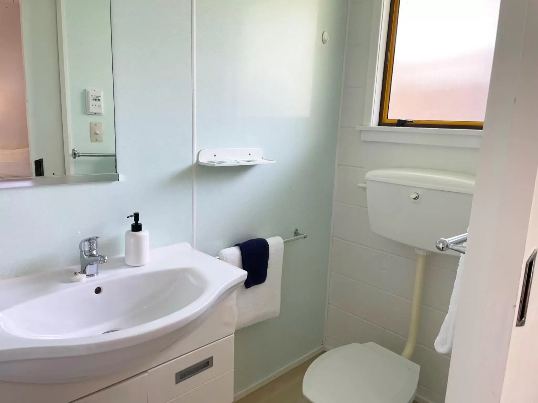 Toilet, Bathroom in Aotearoa Lodge