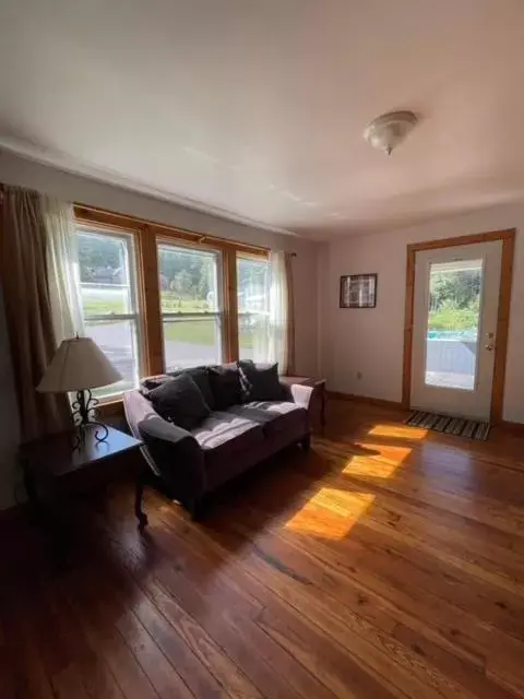 Seating Area in Hill View Motel and Cottages