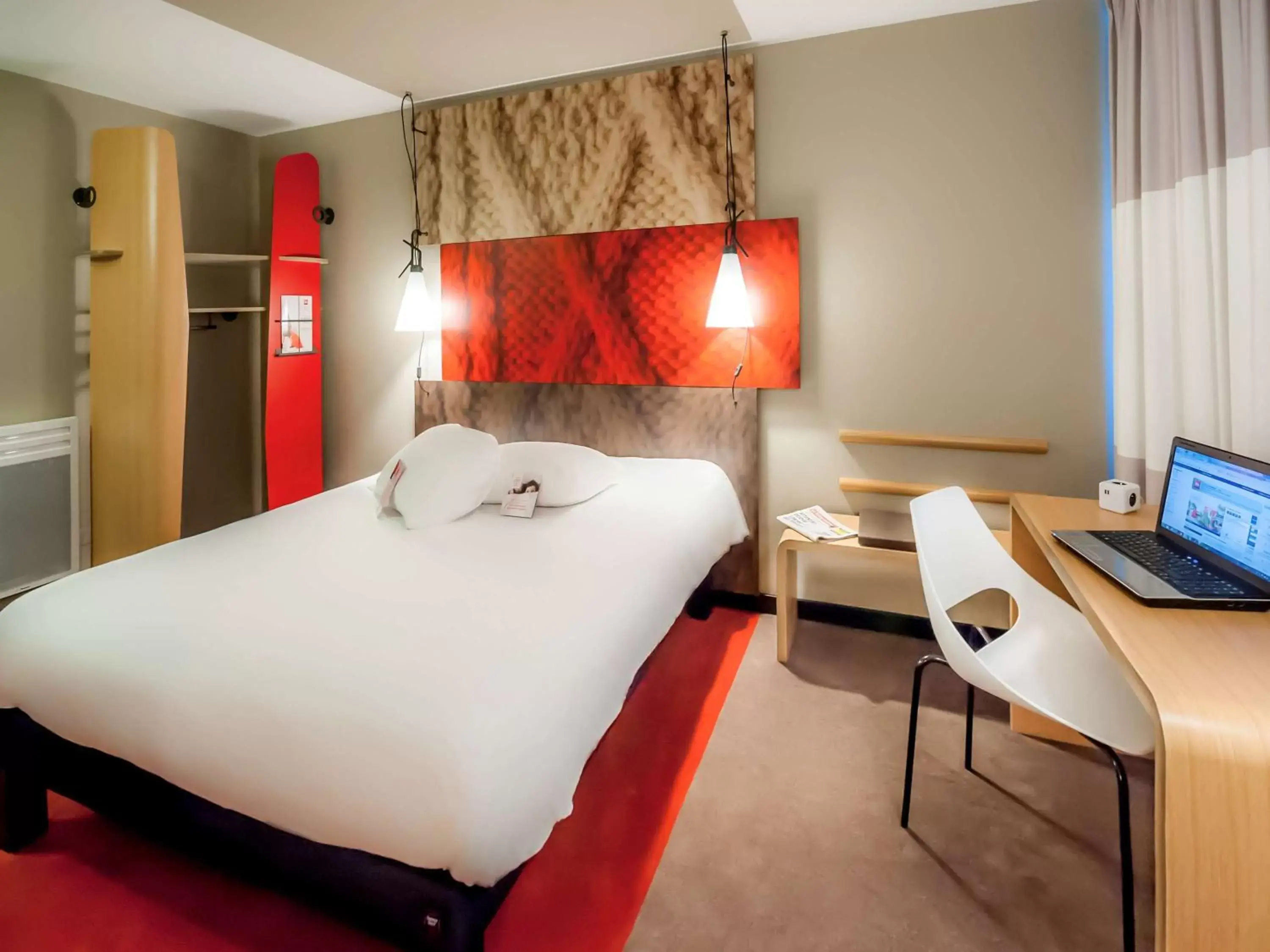 Photo of the whole room, Bed in ibis Quimper